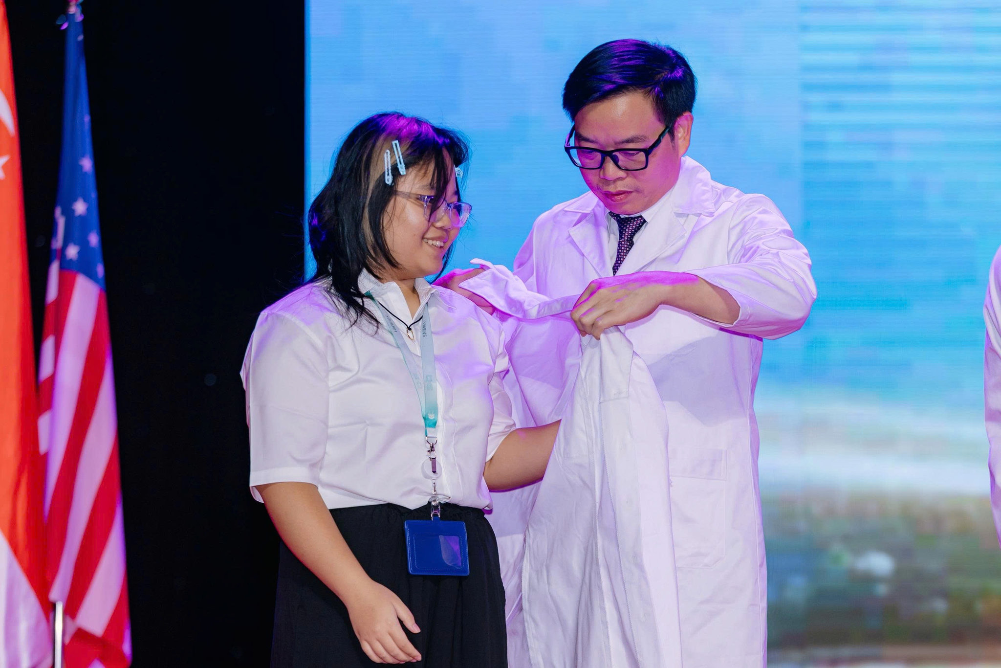 GS.TS.BS Trần Trung Dũng trao áo blouse trắng cho tân sinh viên Y khoa Hoàng Thị Linh Nhi tại lễ khai giảng VinUni