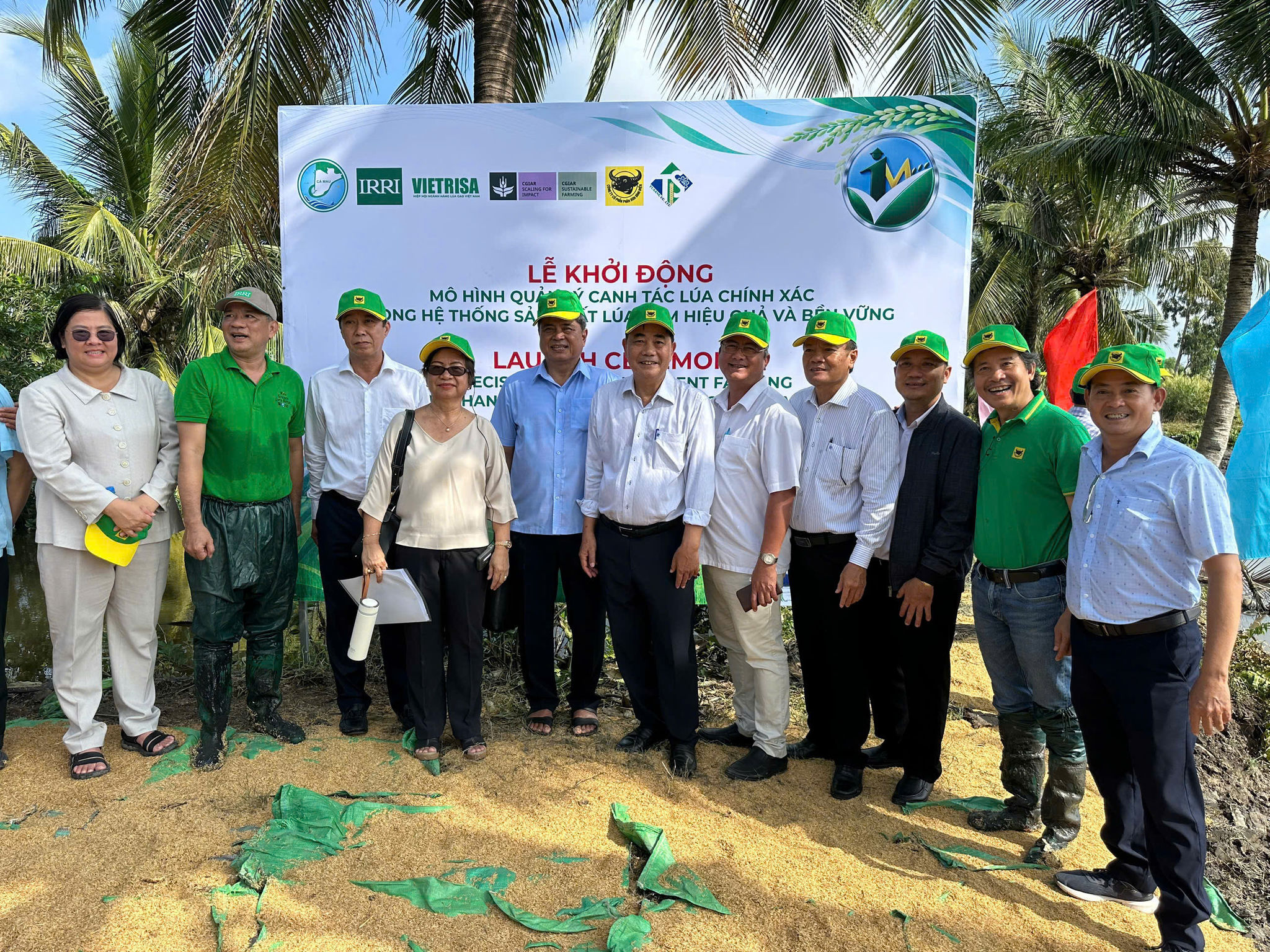 Các đại biểu tham dự Lễ khởi động mô hình quản lý canh tác chính xác trong hệ thống sản xuất lúa - tôm tại HTX Hòa Phát, xã Hồng Dân, tỉnh Cà Mau