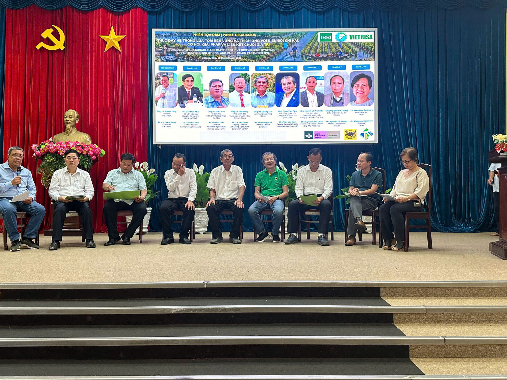 Ông Phan Văn Tâm - Phó Tổng Giám đốc Công ty CP Phân bón Bình Điền (thứ 4 từ phải sang) tham gia Tọa đàm và chia sẻ về định hướng quản lý dinh dưỡng và chăm sóc sức khỏe nền đất bền vững cho mô hình lúa - tôm