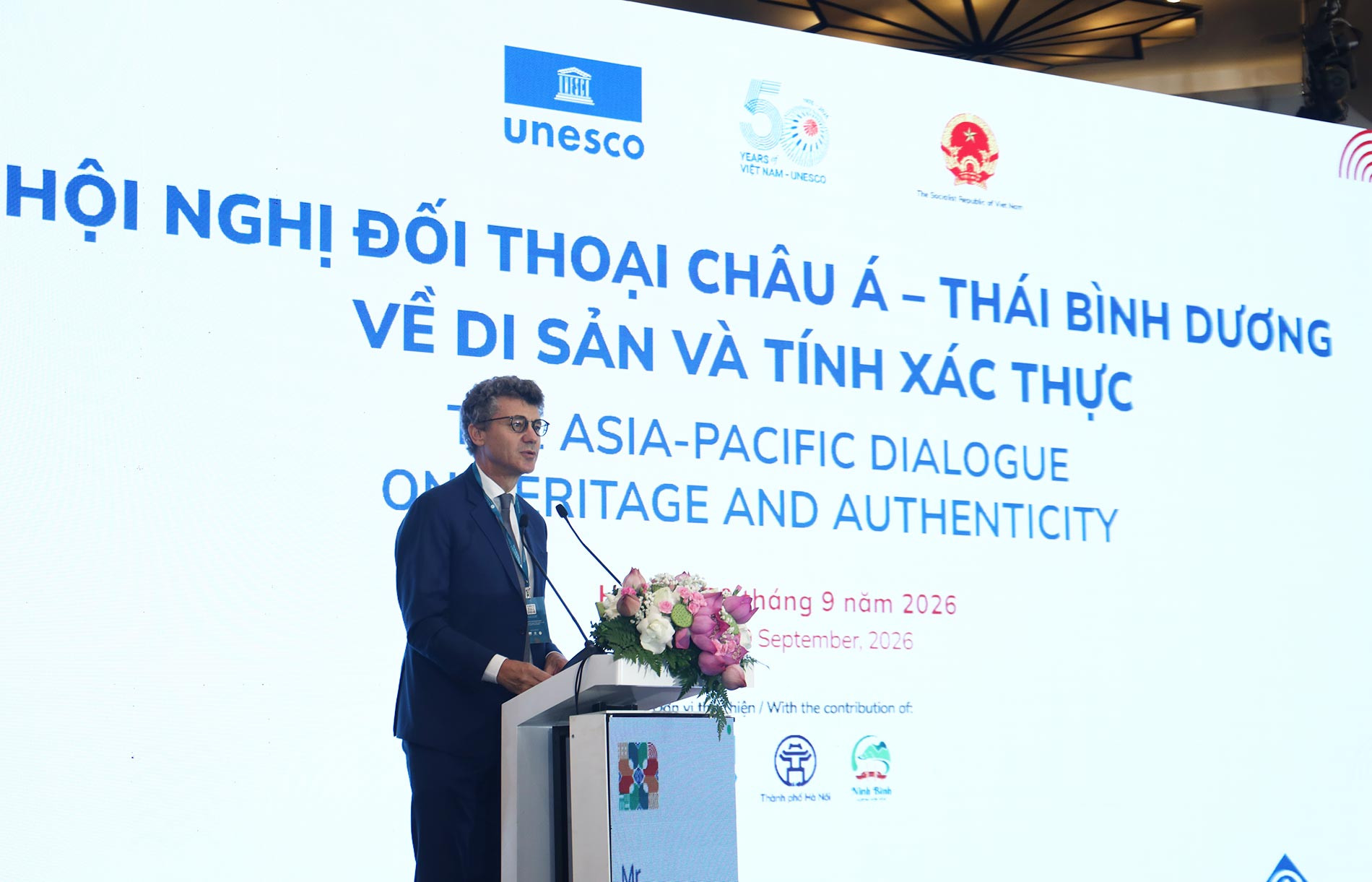 Trưởng đại diện Văn phòng UNESCO tại Việt Nam Jonathan Baker chúc mừng thành công của Hội nghị và Văn kiện Hà Nội về di sản và tính xác thực