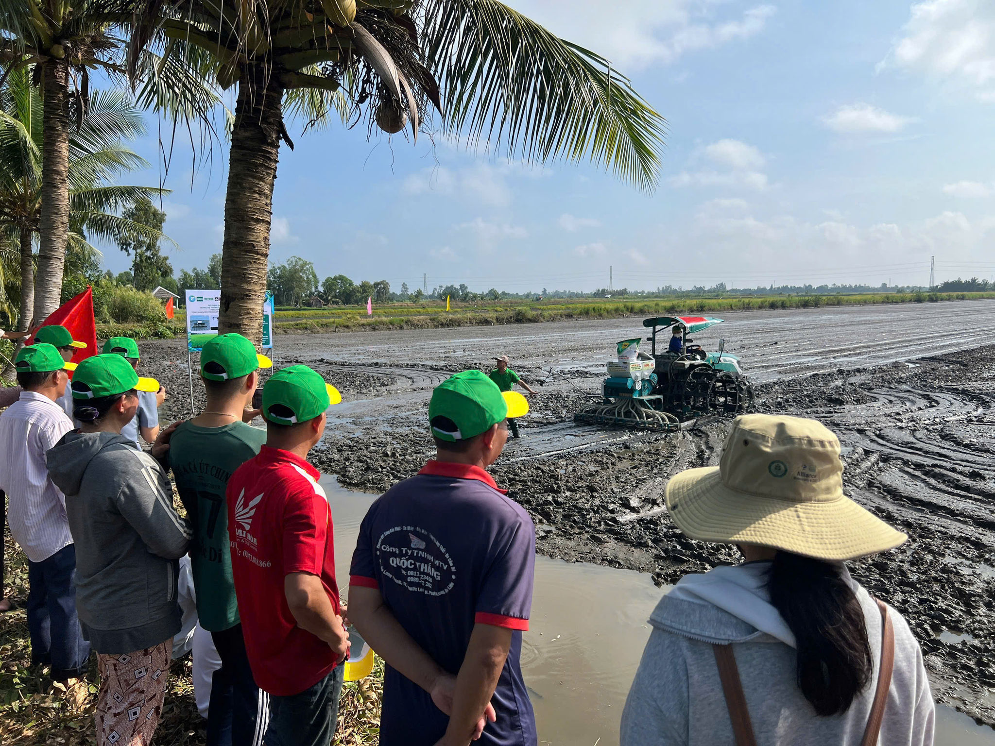 Mô hình canh tác chính xác kỳ vọng giúp nông dân HTX Hòa Phát tối ưu chi phí phân bón, nâng cao năng suất lúa và cải tạo nền đất cho vụ tôm tiếp theo