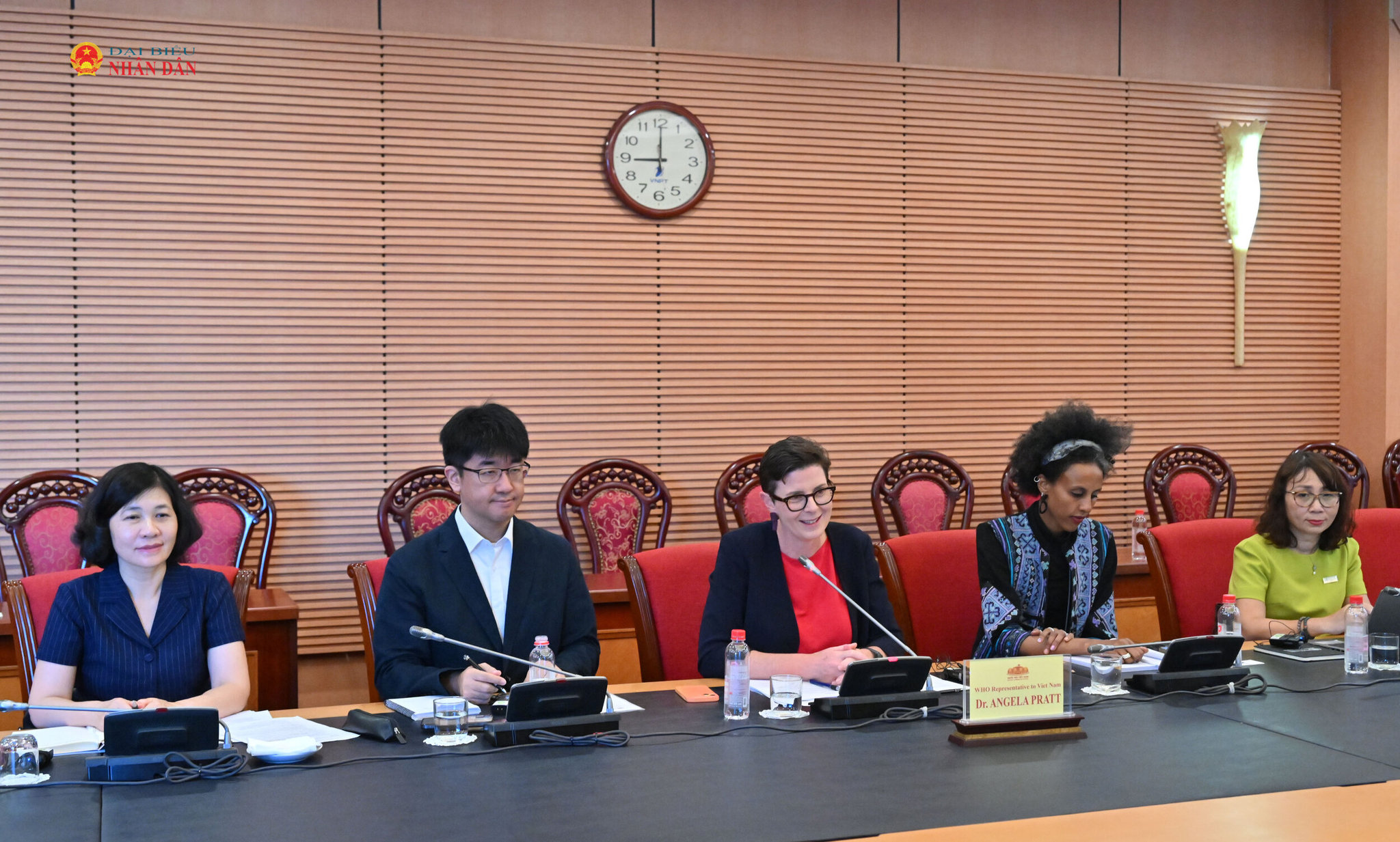 Bà Angela Pratt, Trưởng Đại diện Văn phòng Tổ chức Y tế Thế giới tại Việt Nam và các đại biểu
