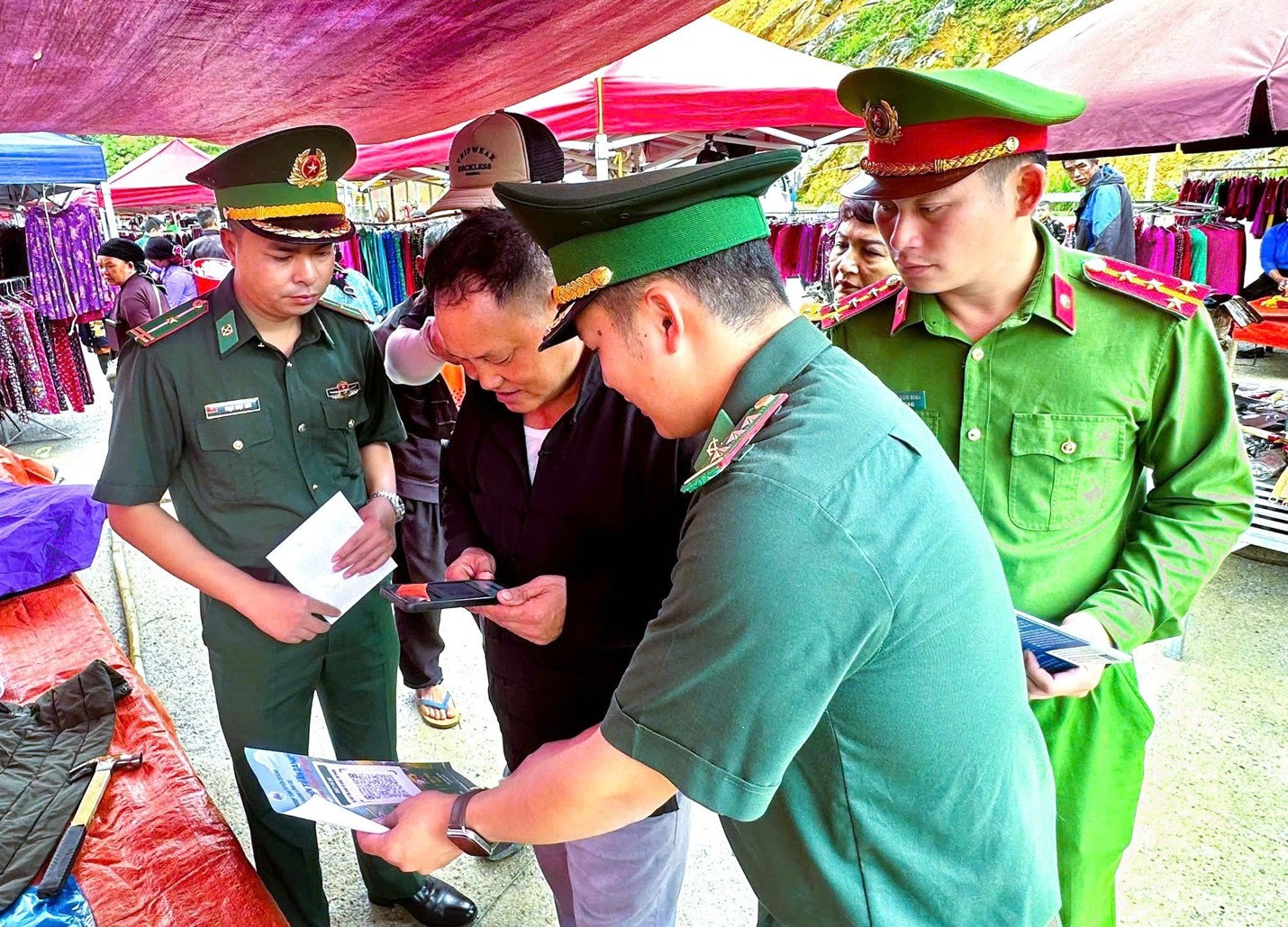 Bộ đội Biên phòng tỉnh Tuyên Quang hướng dẫn người dân quét mã QR trong phổ biến kiến thức pháp luật.
