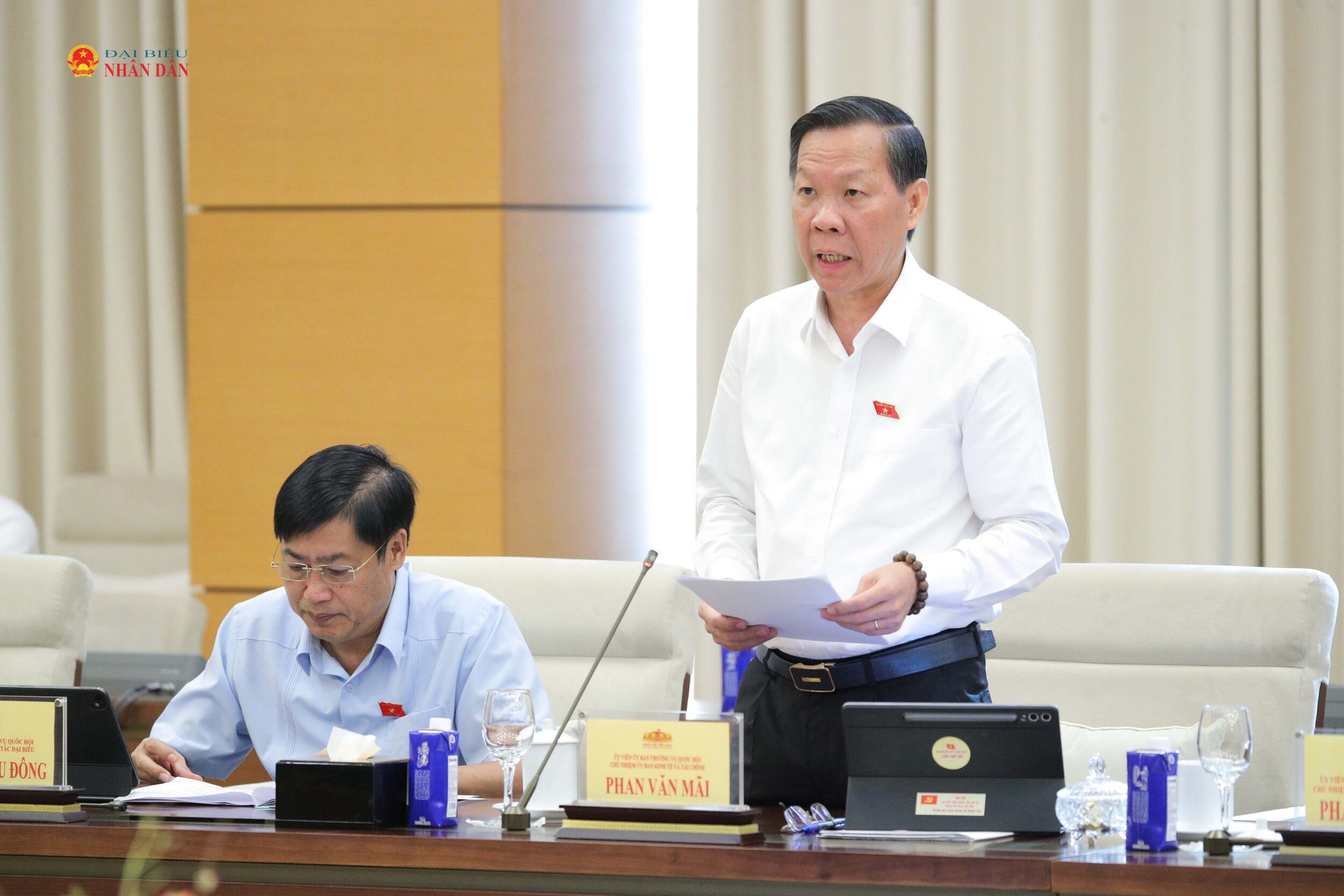Chủ nhiệm Ủy ban Kinh tế và Tài chính Phan Văn Mãi trình bày Báo cáo thẩm tra sơ bộ dự án Luật sửa đổi, bổ sung một số điều của Luật Đầu tư