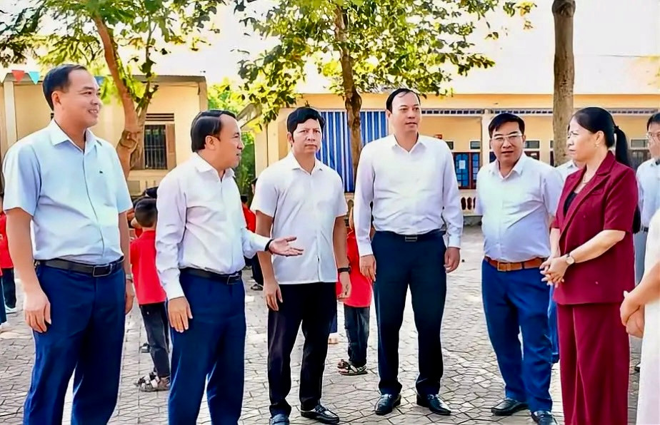 Phó Chủ tịch Thường trực HĐND tỉnh Dương Đình Chỉnh phát biểu tại cuộc giám sát việc xã Yên Trung. Ảnh: Thanh Tâm