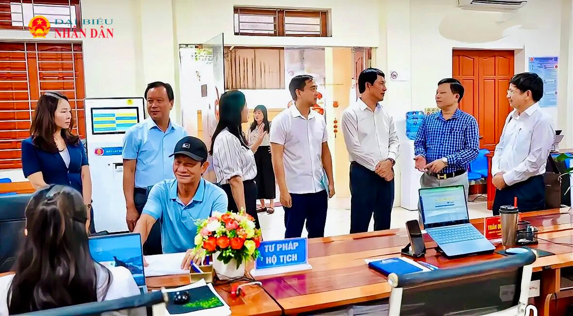 Đoàn giám sát khảo sát hoạt động tại Trung tâm Hành chính công xã Văn Hiến