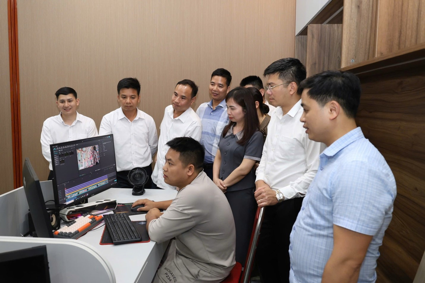 Đoàn học tập kinh nghiệm của xã Bằng Lang tham quan khu vực sáng tạo nội dung số tại mô hình “Làng sáng tạo nội dung số gắn với phát triển du lịch” xã Lâm Bình. Ảnh Địa phương cung cấp