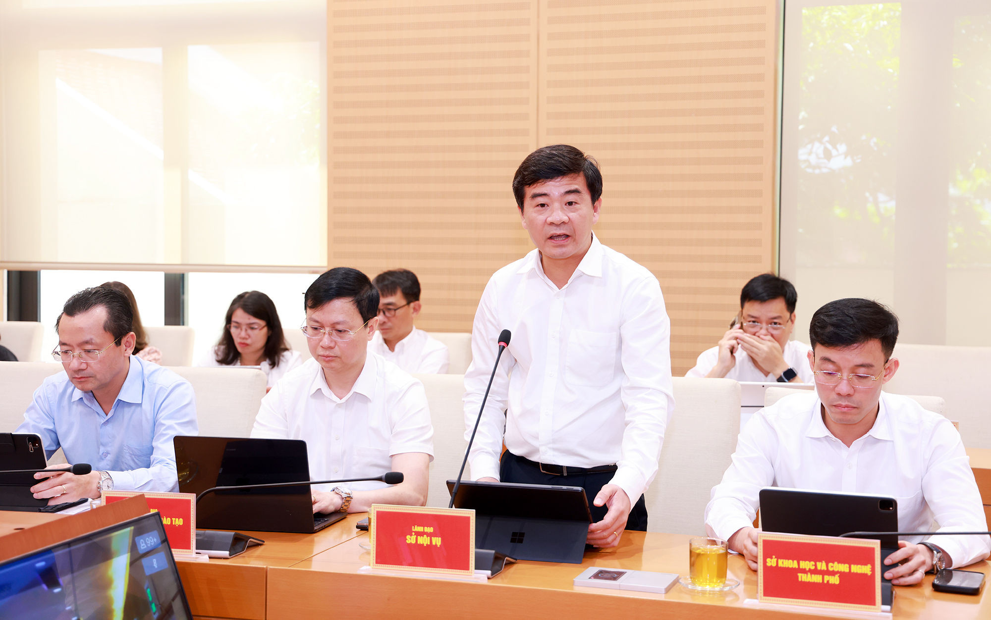 Phó Giám đốc Sở Nội vụ Nguyễn Xuân Lưỡng phát biểu tại phiên giải trình