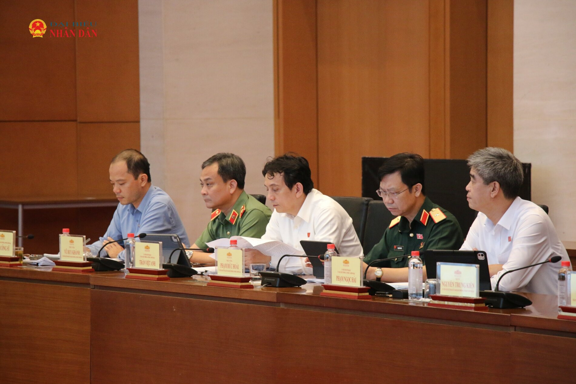 Các đại biểu tham dự phiên họp