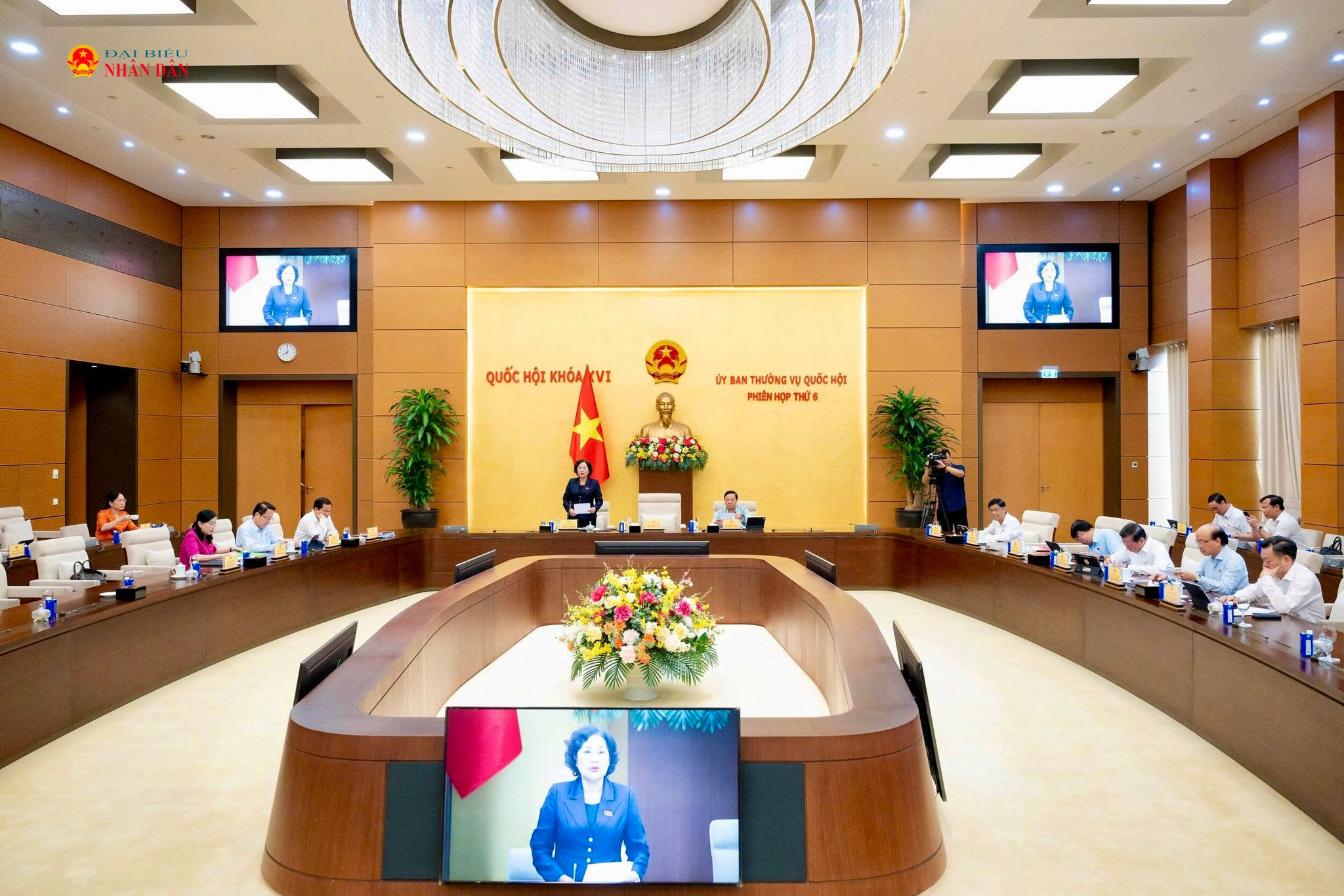Phó Chủ tịch Quốc hội Nguyễn Thị Hồng điều hành phiên họp