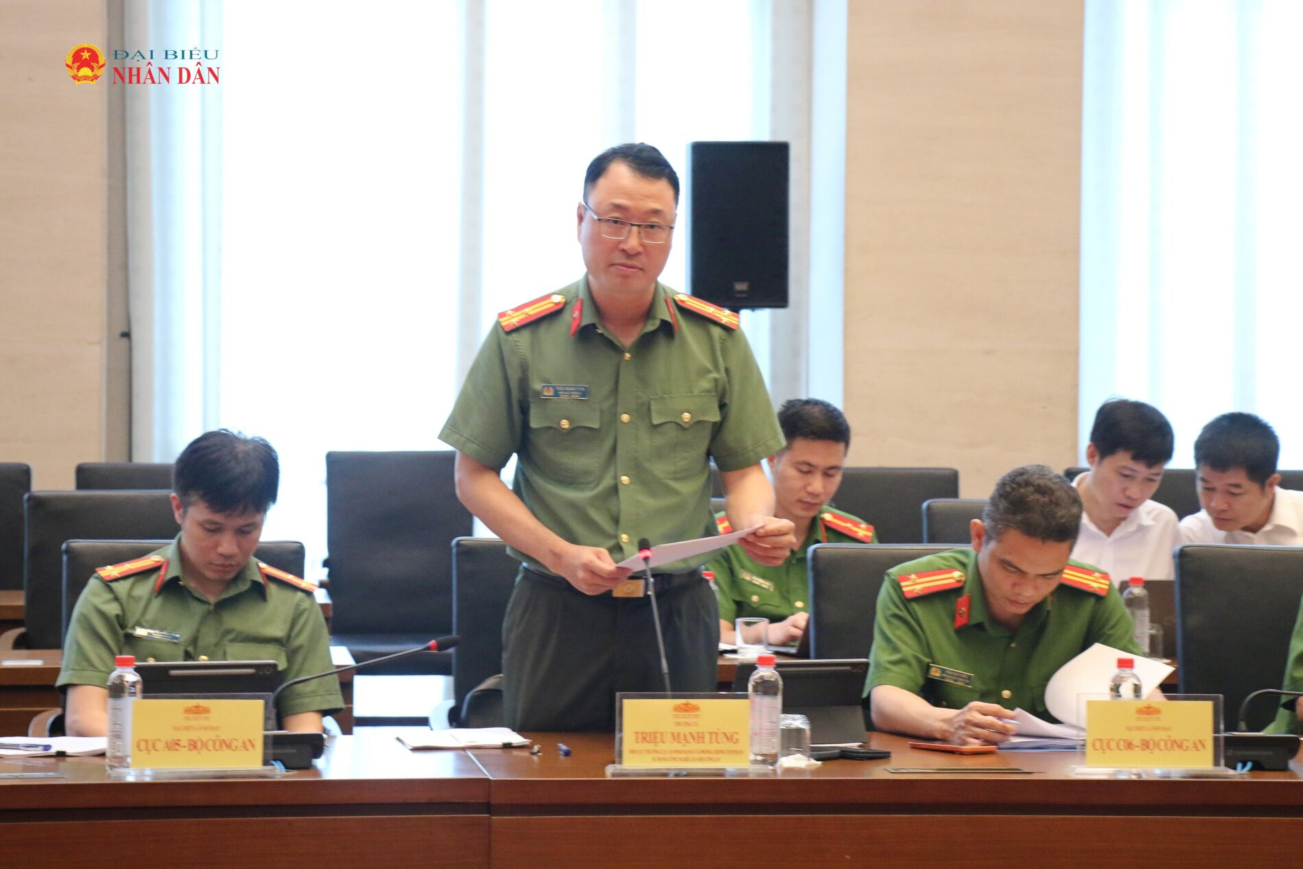 Phó Cục trưởng Cục An ninh mạng (Bộ Công an), Thượng tá Triệu Mạnh Tùng trình bày Tờ trình dự án Luật An ninh dữ liệu