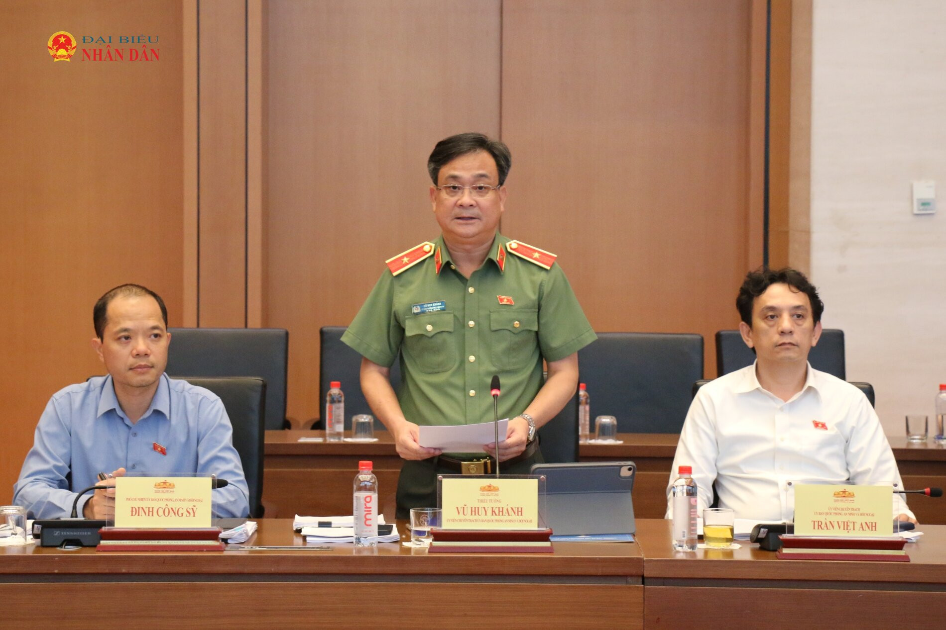 ĐBQH hoạt động chuyên trách tại Ủy ban Quốc phòng, An ninh và Đối ngoại, Thiếu tướng Vũ Huy Khánh phát biểu. Ảnh: Đắc Trường