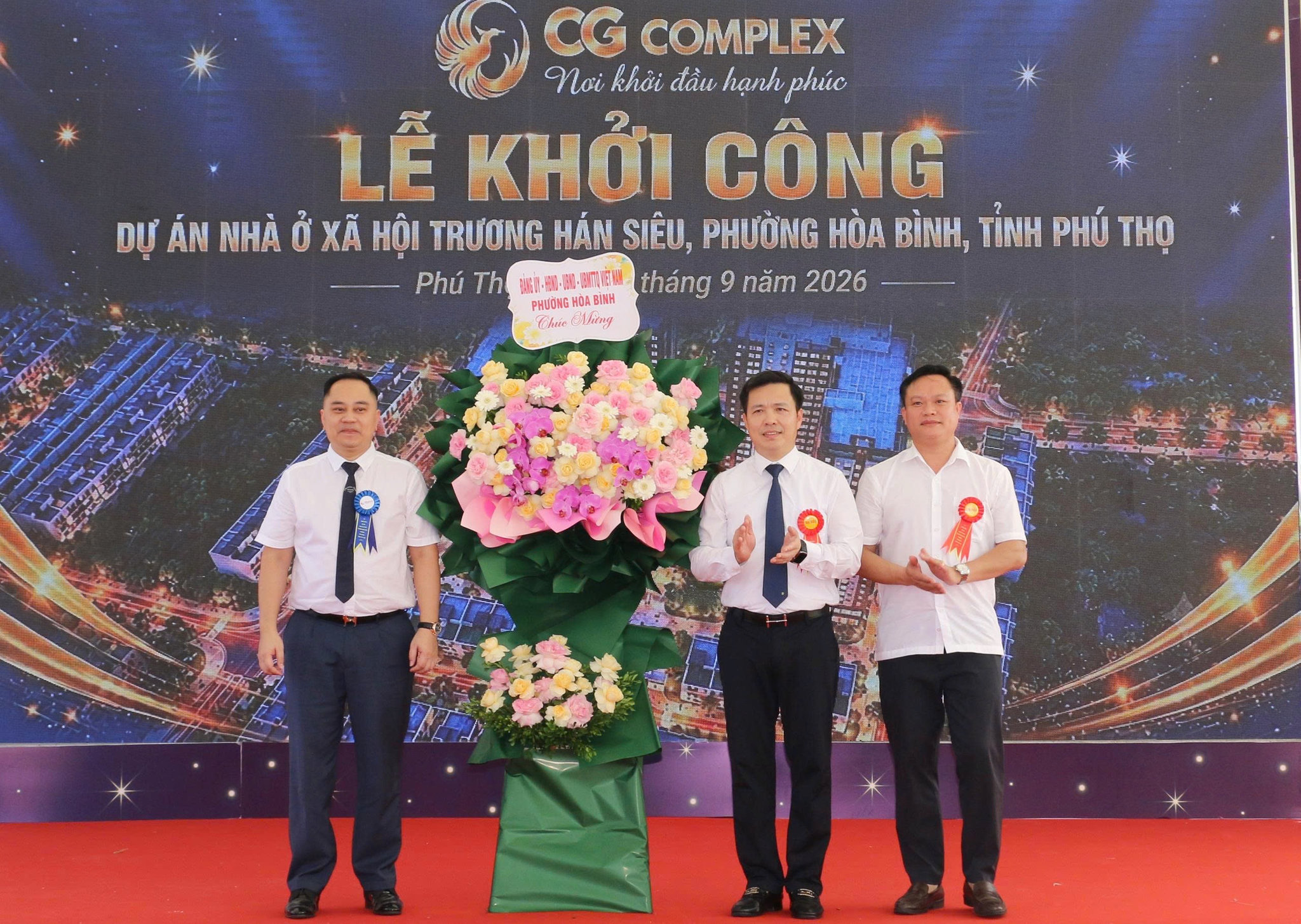 Lãnh đạo phường Hòa Bình tặng hoa chúc mừng lễ khởi công