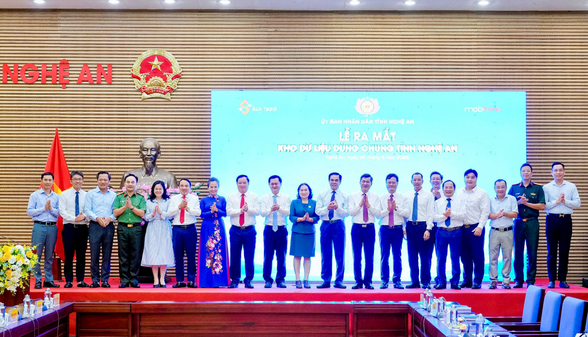 Các đại biểu chụp hình lưu niệm