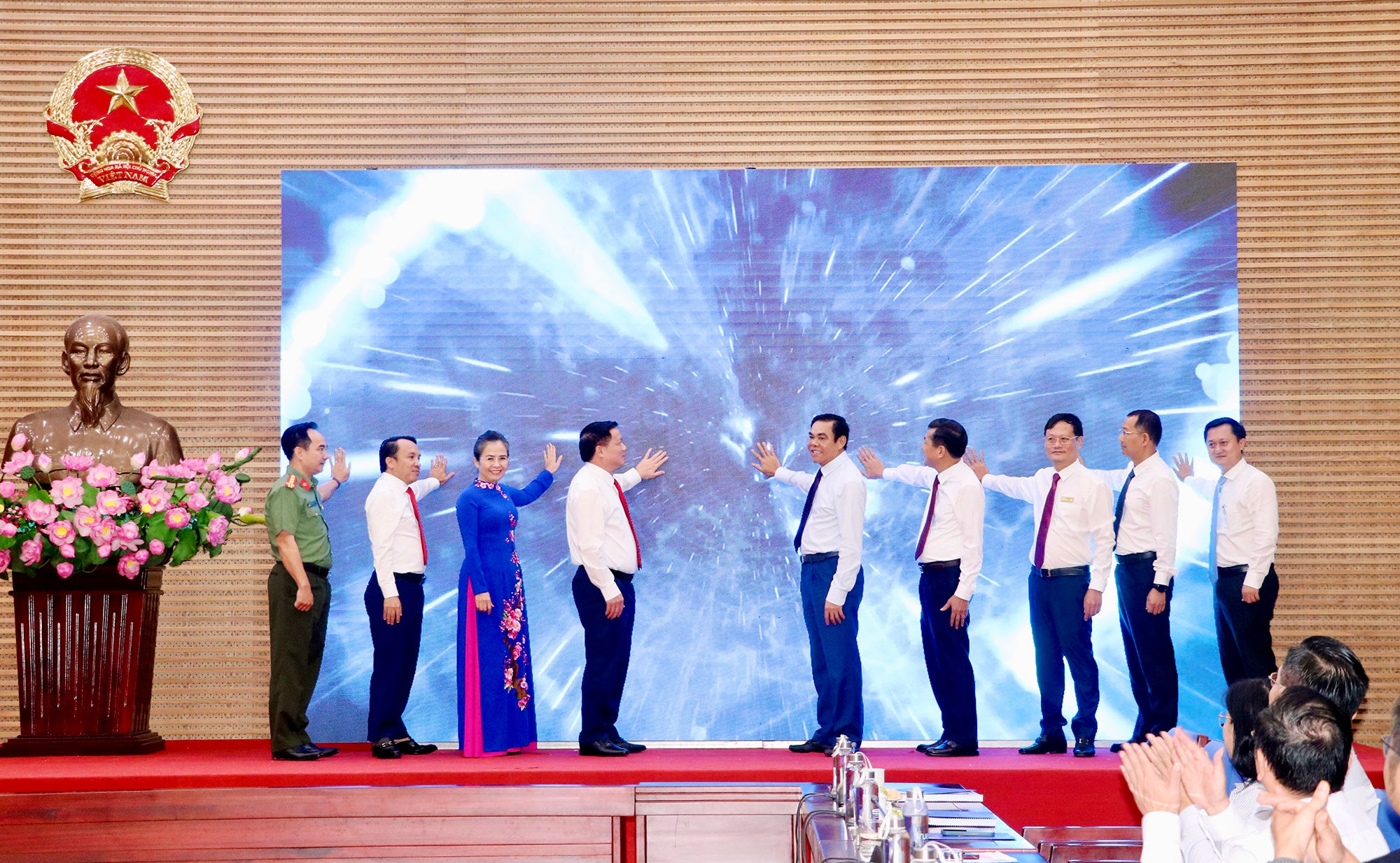 Các đại biểu thực hiện nghi thức vận hành thử nghiệm Kho dữ liệu dùng chung và Nền tảng phân tích, điều hành tỉnh Nghệ An