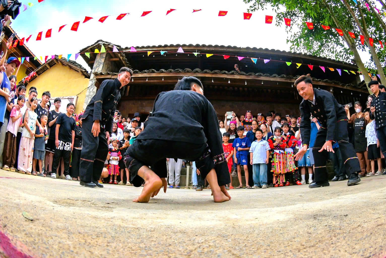 Làng văn hóa cộng đồng Lô Lô Chải xã Lũng Cú giữ gìn, phát huy các giá trị văn hóa của dân tộc trong phát triển du lịch.