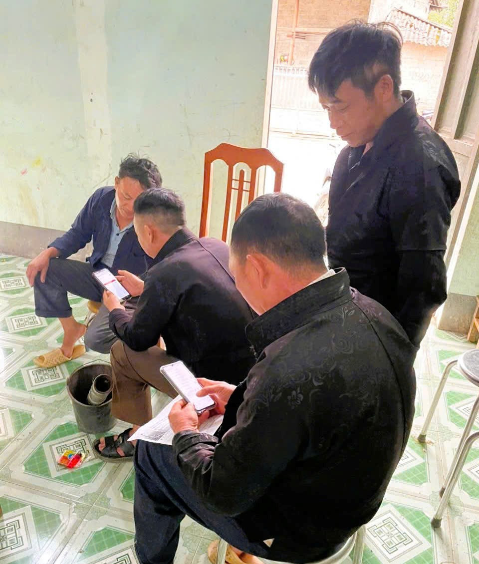 Người dân ở các xã vùng cao tỉnh Tuyên Quang tham gia khóa học Chương trình Phổ cập kỹ năng số dành cho người dân.