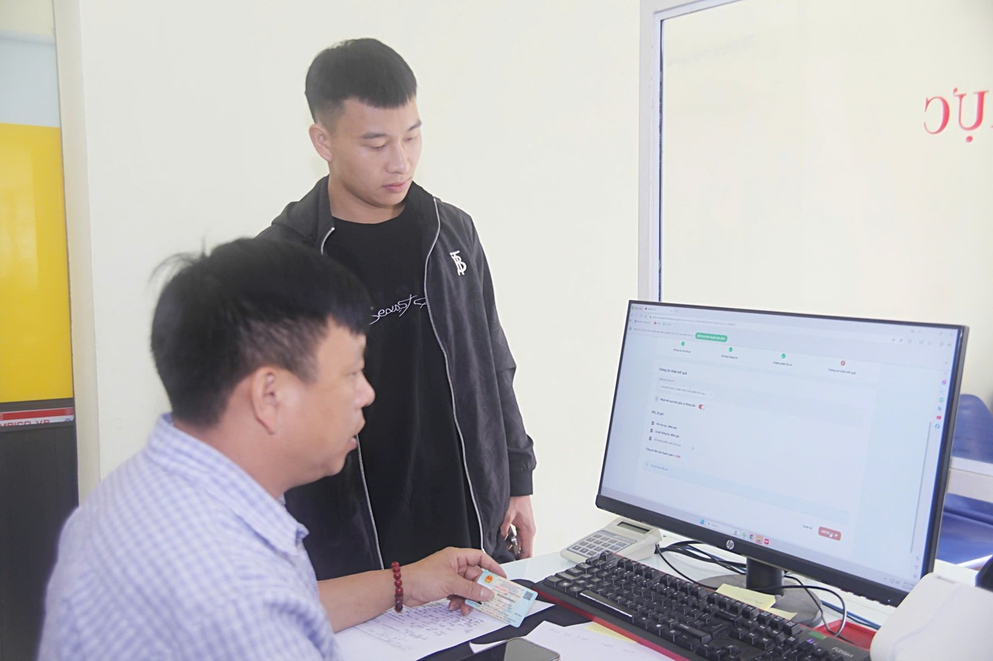 Người dân xã Tùng Vài thực hiện thủ tục hành chính trên Cổng dịch vụ công quốc gia.