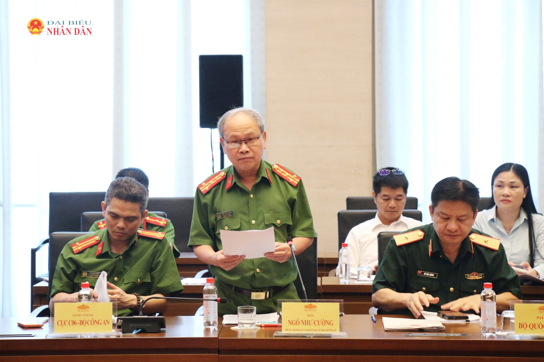 Phó Cục trưởng Cục Cảnh sát Quản lý hành chính về trật tự xã hội, Đại tá Ngô Như Cường trình bày Tờ trình dự án Luật Định danh và xác thực điện tử