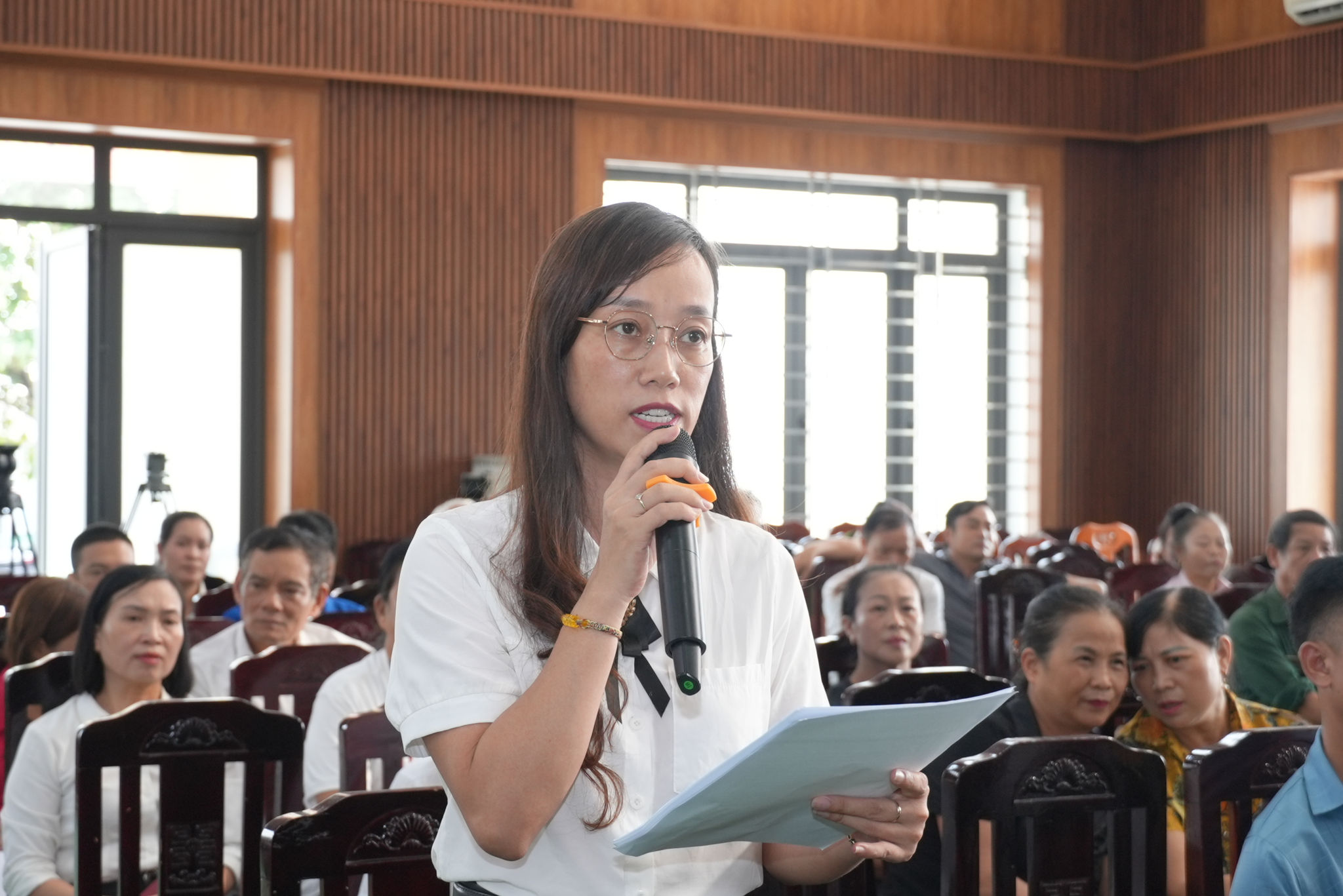 Cử tri phường Bách Quang trao đổi, đóng góp ý kiến tại tại buổi tiếp xúc.