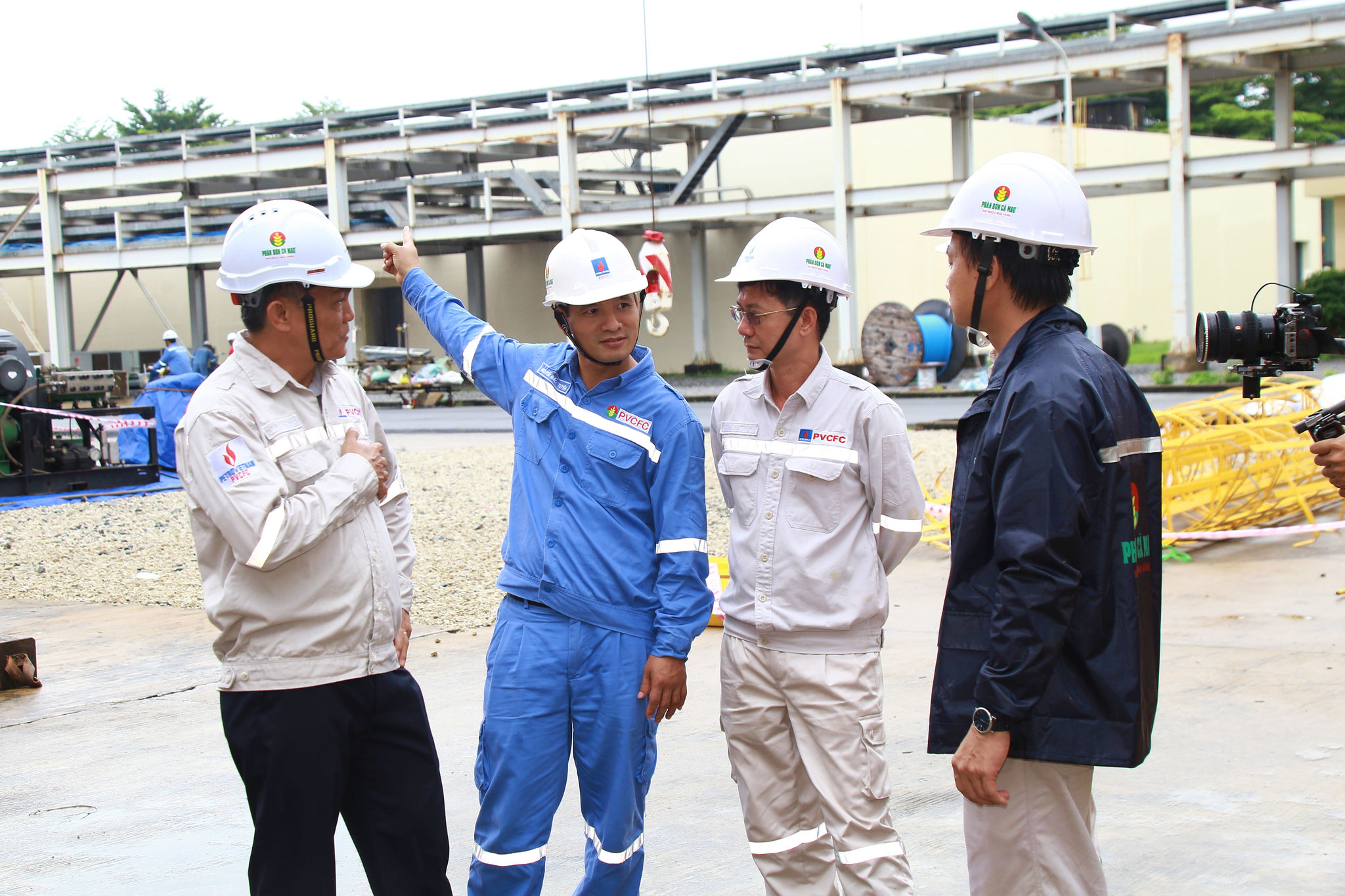 Ông Nguyễn Đắc Tuyên (áo xanh) giới thiệu các hạng mục bảo dưỡng tại Nhà máy Đạm Cà Mau