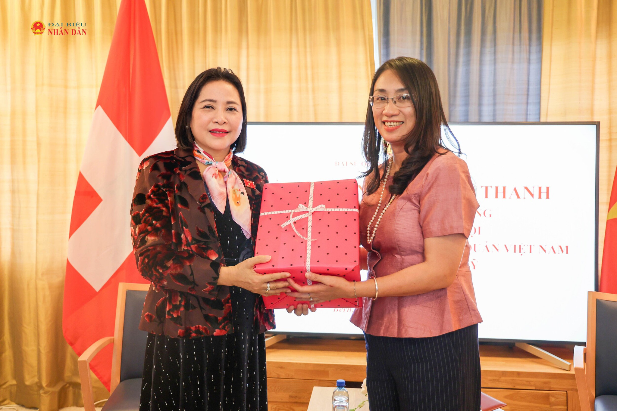 Phó Chủ tịch Quốc hội Nguyễn Thị Thanh thăm, gặp gỡ cán bộ, nhân viên Đại sứ quán Việt Nam tại Thụy Sĩ
