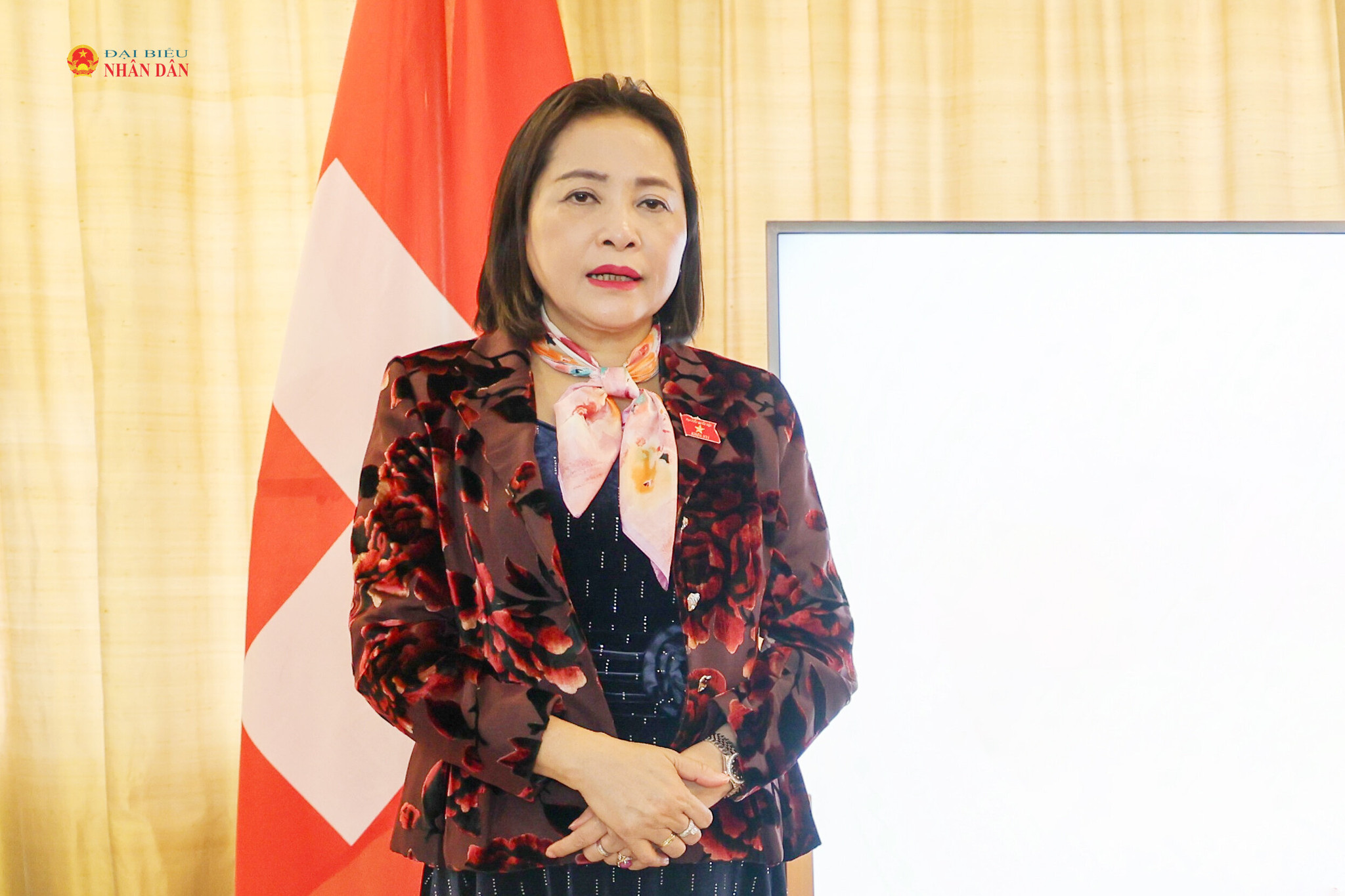 Phó Chủ tịch Quốc hội Nguyễn Thị Thanh thăm, gặp gỡ cán bộ, nhân viên Đại sứ quán Việt Nam tại Thụy Sĩ