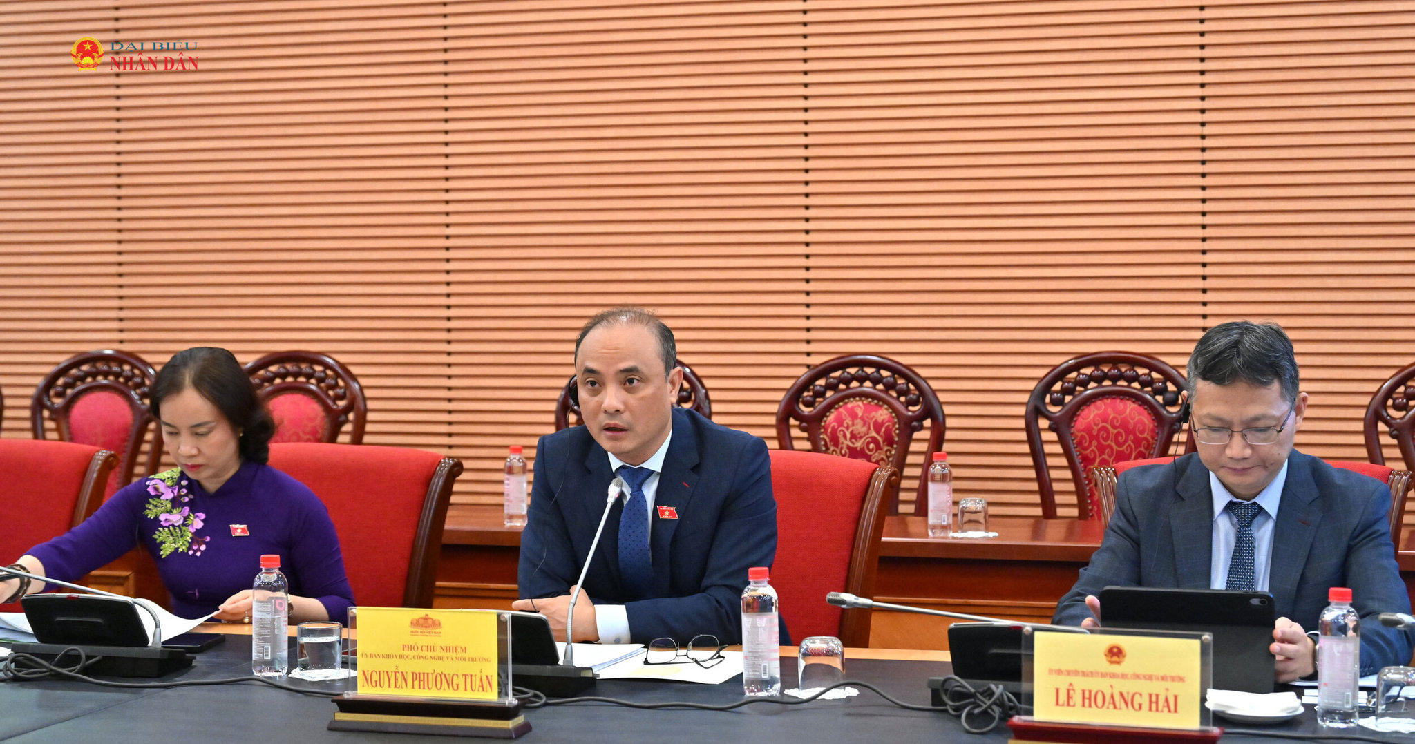 Phó Chủ nhiệm Ủy ban Khoa học, Công nghệ và Môi trường Nguyễn Phương Tuấn và các đại biểuVQK_0347
