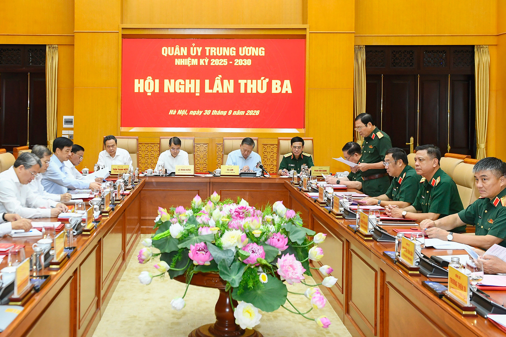 Tổng Tham mưu trưởng Quân đội nhân dân Việt Nam, Thứ trưởng Bộ Quốc phòng, Đại tướng Nguyễn Tân Cương báo cáo tại hội nghị