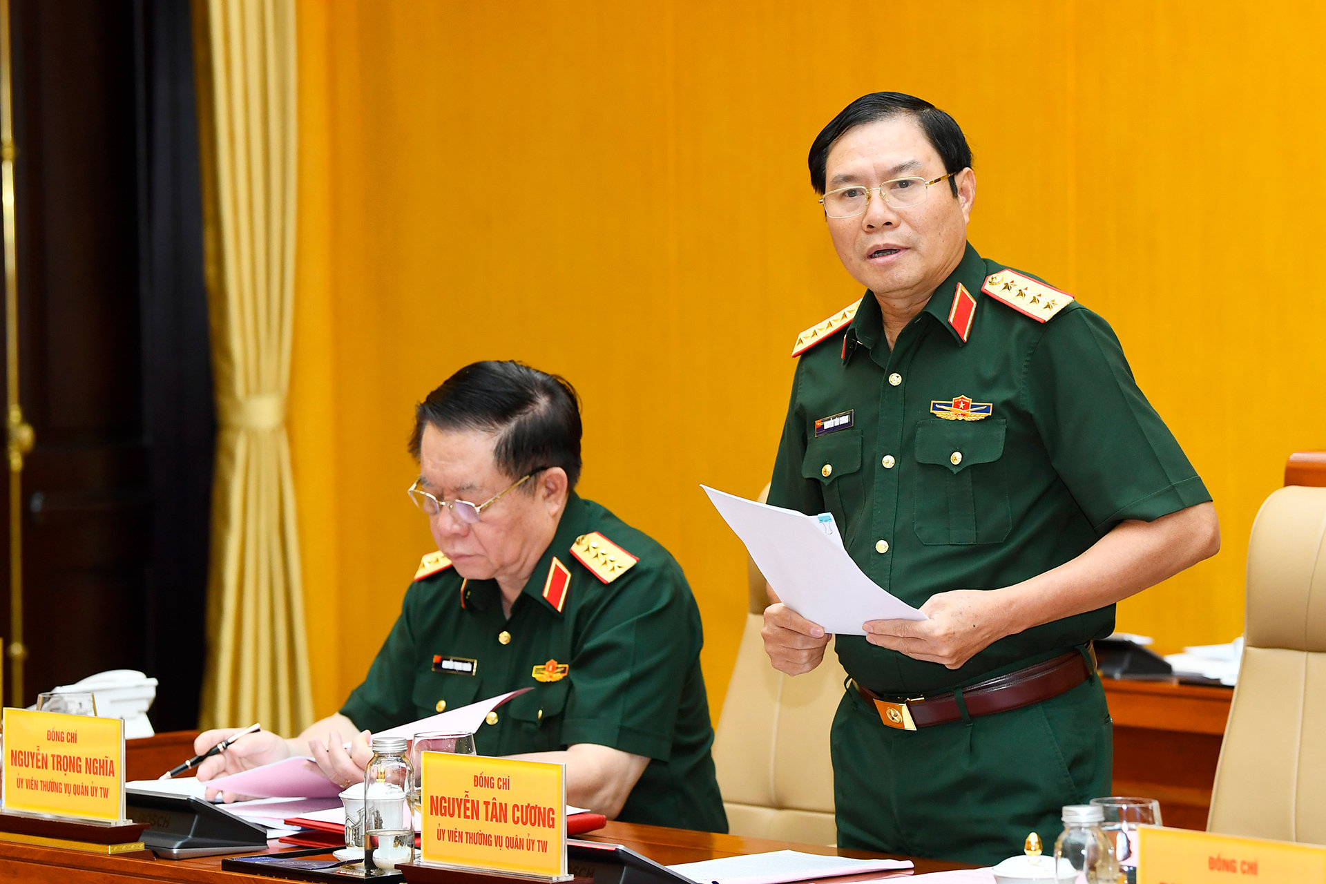Tổng Tham mưu trưởng Quân đội nhân dân Việt Nam, Thứ trưởng Bộ Quốc phòng, Đại tướng Nguyễn Tân Cương báo cáo tại hội nghị