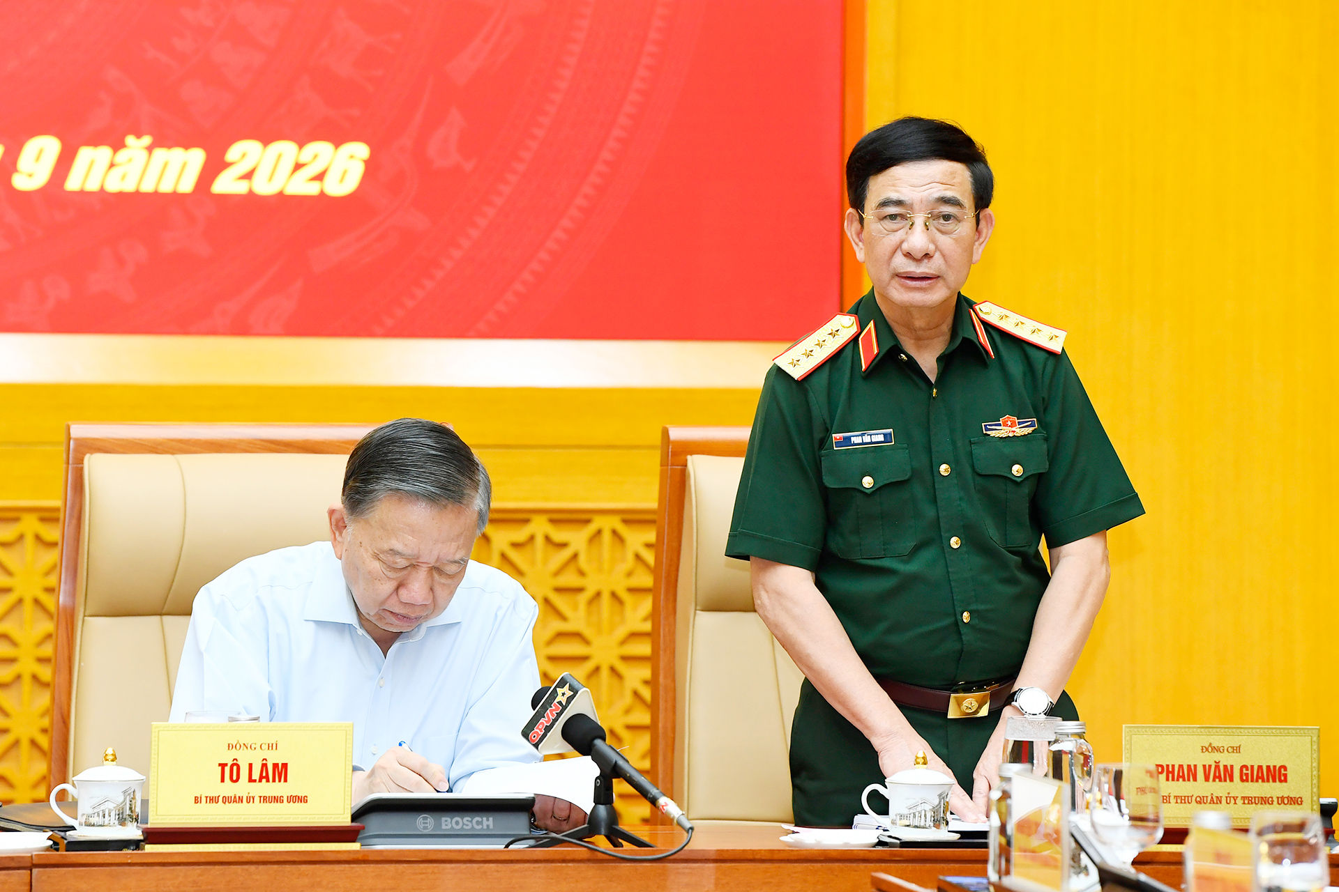 Phó Thủ tướng Chính phủ, Bộ trưởng Bộ Quốc phòng, Đại tướng Phan Văn Giang điều hành hội nghị