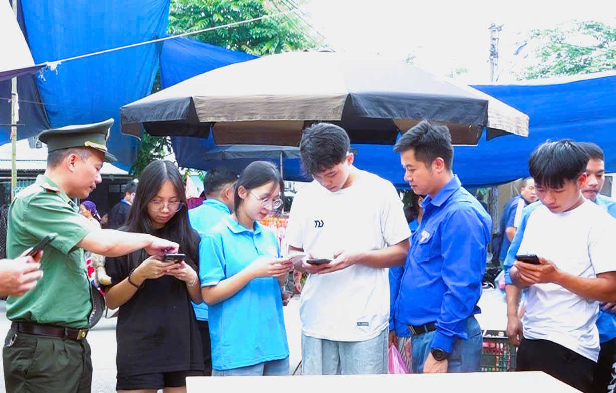 Tổ công nghệ số xã Tùng Vài hướng dẫn, phổ cập kỹ năng số dành cho người dân.