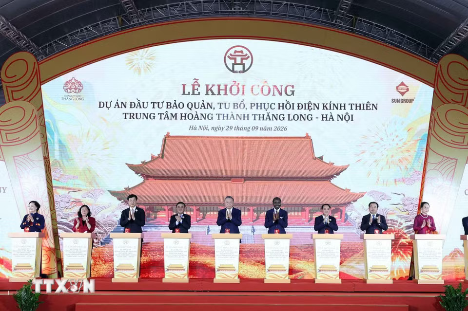 Tổng Bí thư, Chủ tịch nước Tô Lâm và các đại biểu thực hiện nghi thức khởi công Dự án đầu tư Bảo quản, tu bổ, phục hồi Điện Kính Thiên