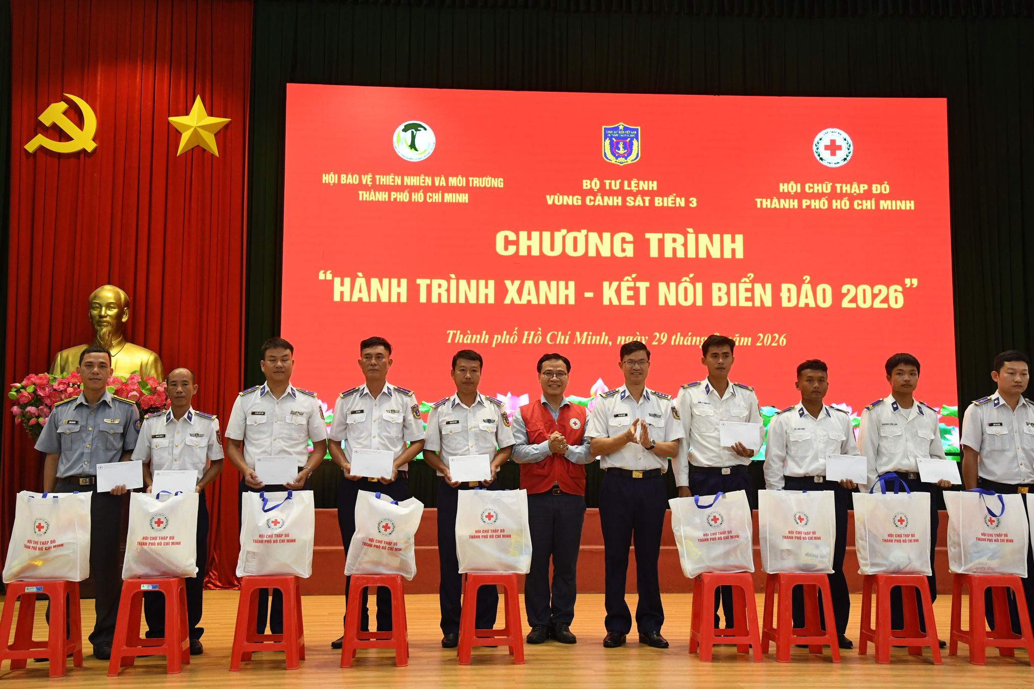 TP. Hồ Chí Minh Cùng ngư dân giữ biển xanh từ mỗi chuyến vươn khơi Đại tá Cao Xuân Quận - Phó Chính ủy BTL Vùng Trao quà các quân nhân trong đơn vị có hoàn cảnh khó khăn
