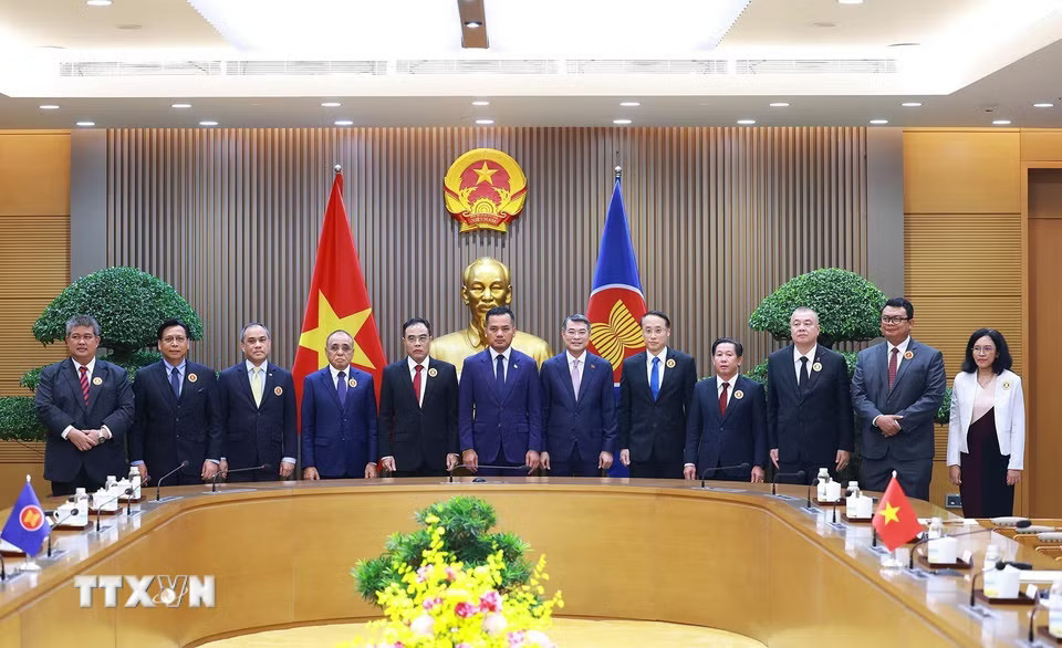 Thủ tướng Lê Minh Hưng với Trưởng đoàn các nước tham dự Hội nghị các nước ASEAN về hợp tác đấu tranh với tội phạm truy nã