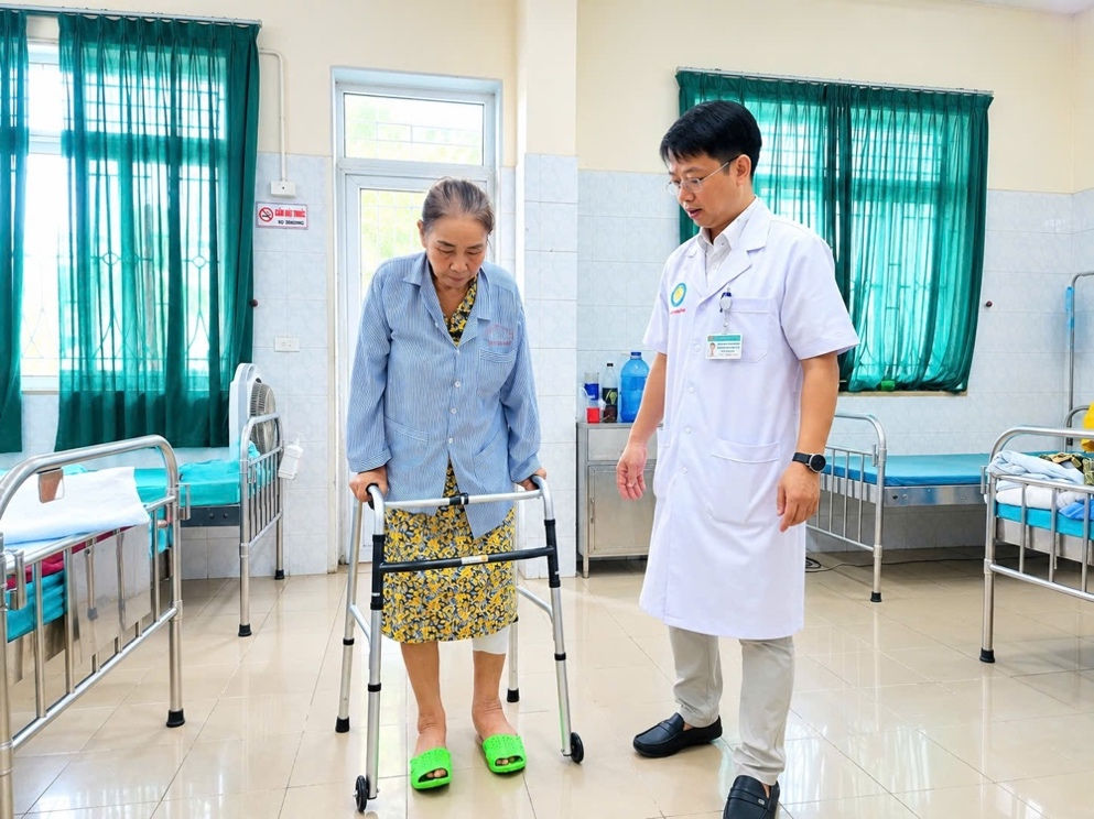 Ngày thứ ba sau phẫu thuật, người bệnh có thể đứng và tập đi dưới sự hướng dẫn của nhân viên y tế