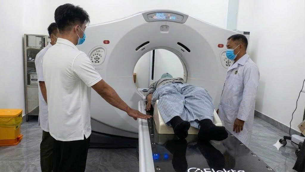 Đội ngũ y, bác sĩ vận hành hệ thống máy gia tốc phục vụ công tác xạ trị điều trị ung thư tại địa phương