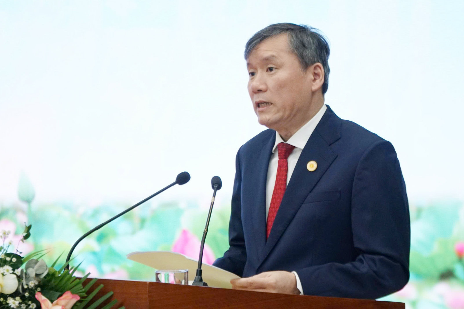 Chủ tịch Viện Hàn lâm Khoa học xã hội Việt Nam Lê Văn Lợi trình bày báo cáo đề dẫn tại hội thảo