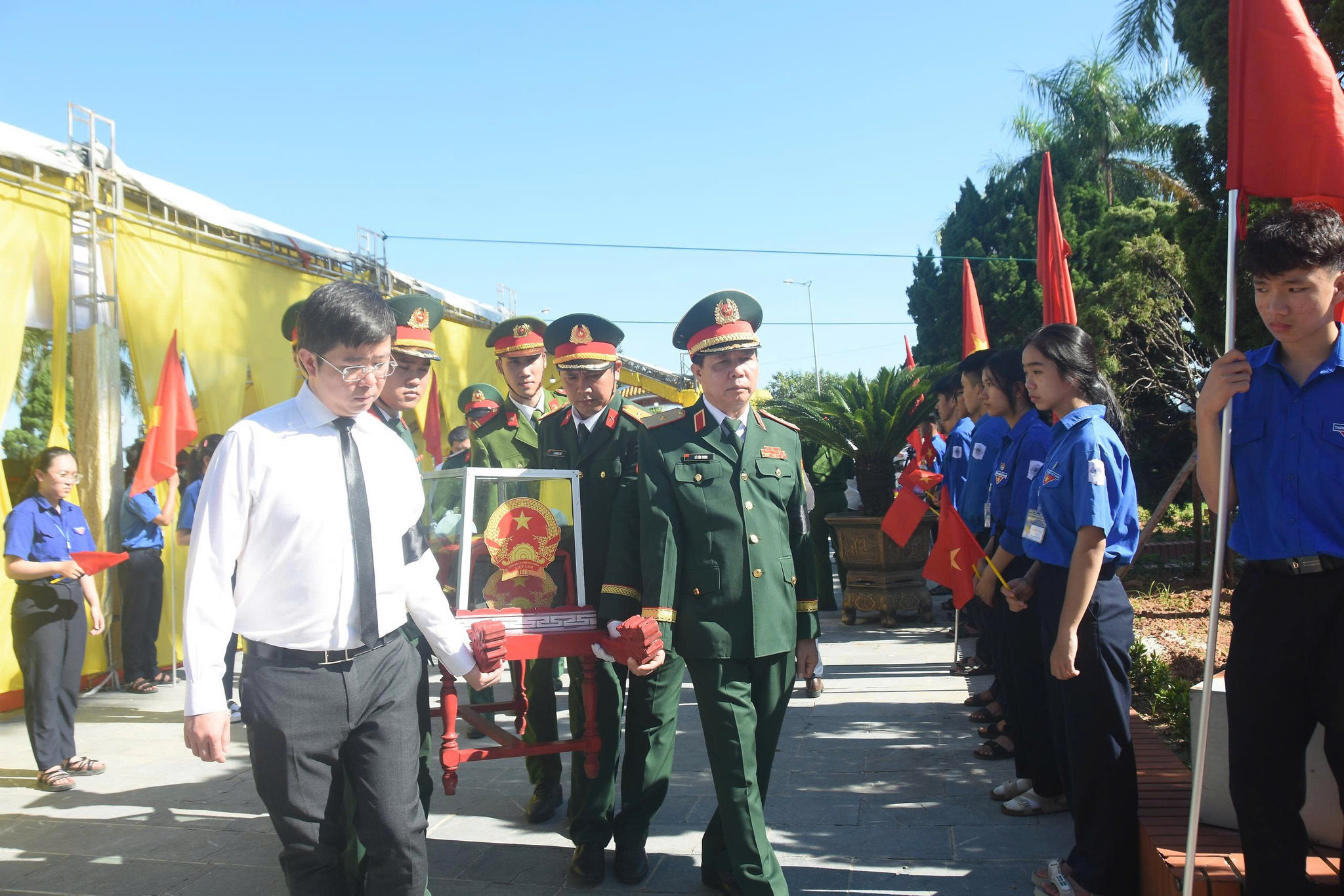 Ủy viên dự khuyết Trung ương Đảng, Phó Bí thư Tỉnh ủy, Chủ tịch UBND tỉnh Quảng Trị Bùi Hoàng Phương cùng lực lượng vũ trang di chuyển liệt sĩ đến nơi yên nghỉ tại nghĩa trang liệt sĩ phường Quảng Trị, tỉnh Quảng Trị
