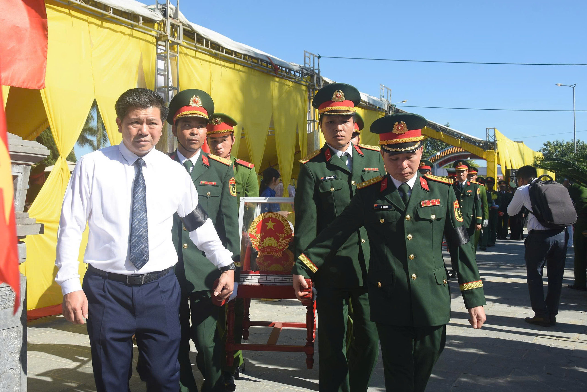 Phó Bí thư thường trực, Trưởng Đoàn ĐBQH tỉnh Quảng Trị Trần Vũ Khiêm, cùng lực lượng vũ trang thực hiện nghi thức đưa các liệt sĩ về nơi yên nghỉ tại nghĩa trang liệt sĩ phường Quảng Trị, tỉnh Quảng Trị