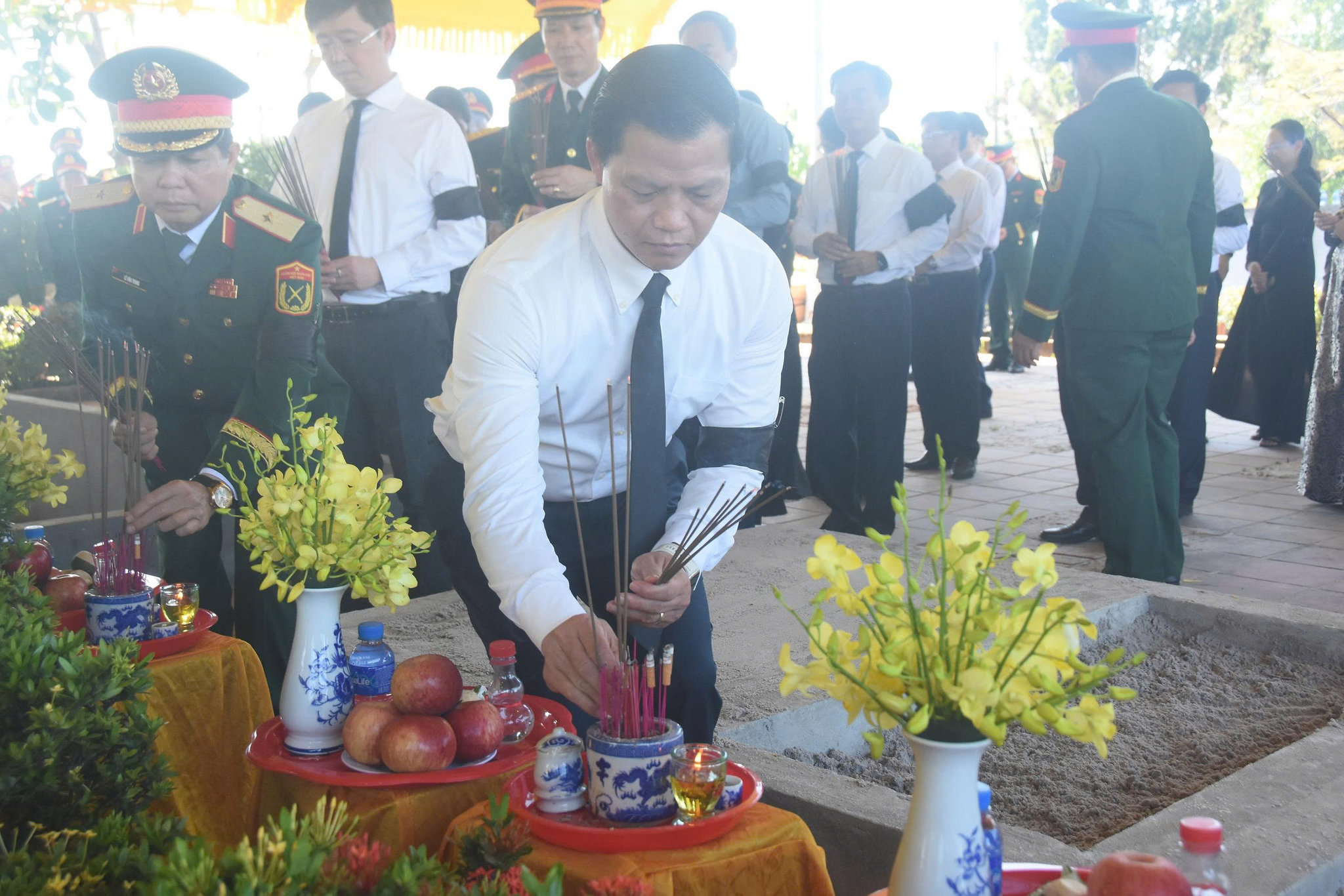Ủy viên Trung ương Đảng, Bí thư Tỉnh ủy Quảng Trị Vương Quốc Tuấn dâng hương tri ân các Anh hùng liệt sĩ tại nghĩa trang liệt sĩ, phường Quảng Trị, tỉnh Quảng Trị