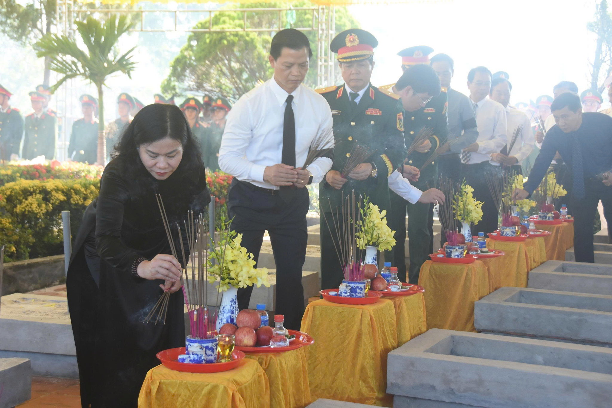 Ủy viên Trung ương Đảng, Phó Bí thư Đảng ủy Chính phủ Nguyễn Thị Tuyến; Ủy viên Trung ương Đảng, Bí thư Tỉnh ủy Quảng Trị Vương Quốc Tuấn dâng hương viếng các Anh hùng liệt sĩ tại nghĩa trang liệt sĩ phường Quảng Trị, tỉnh Quảng Trị
