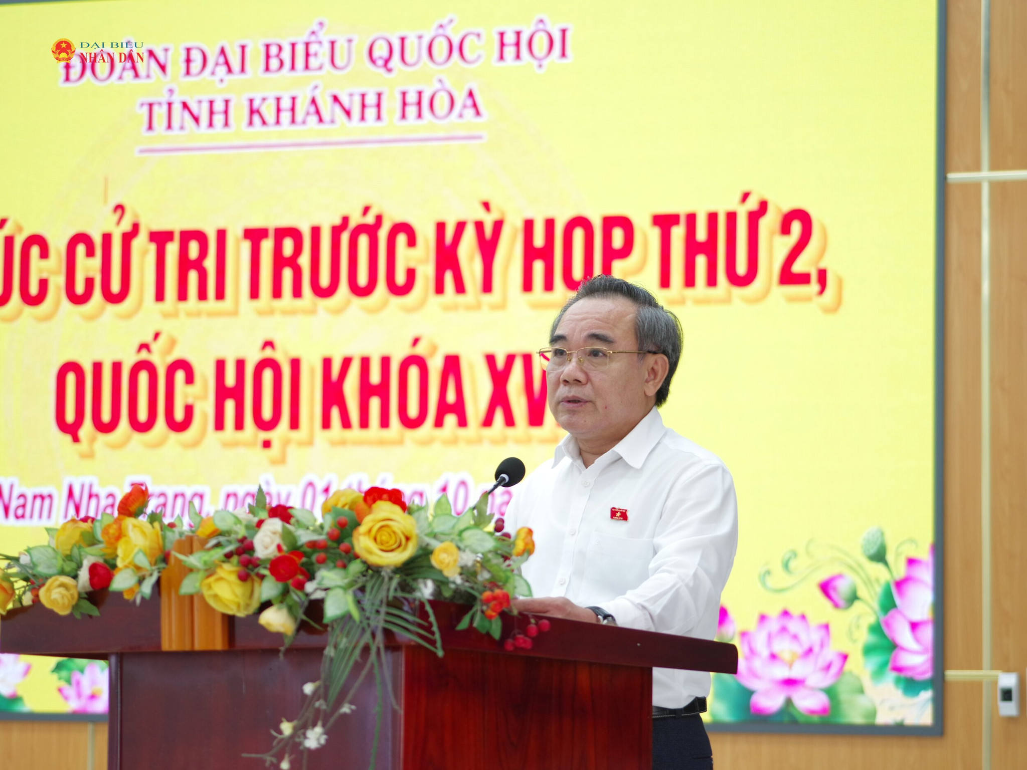 Phó Trưởng đoàn chuyên trách Đoàn ĐBQH tỉnh Lê Hữu Trí phát biểu tại buổi tiếp xúc