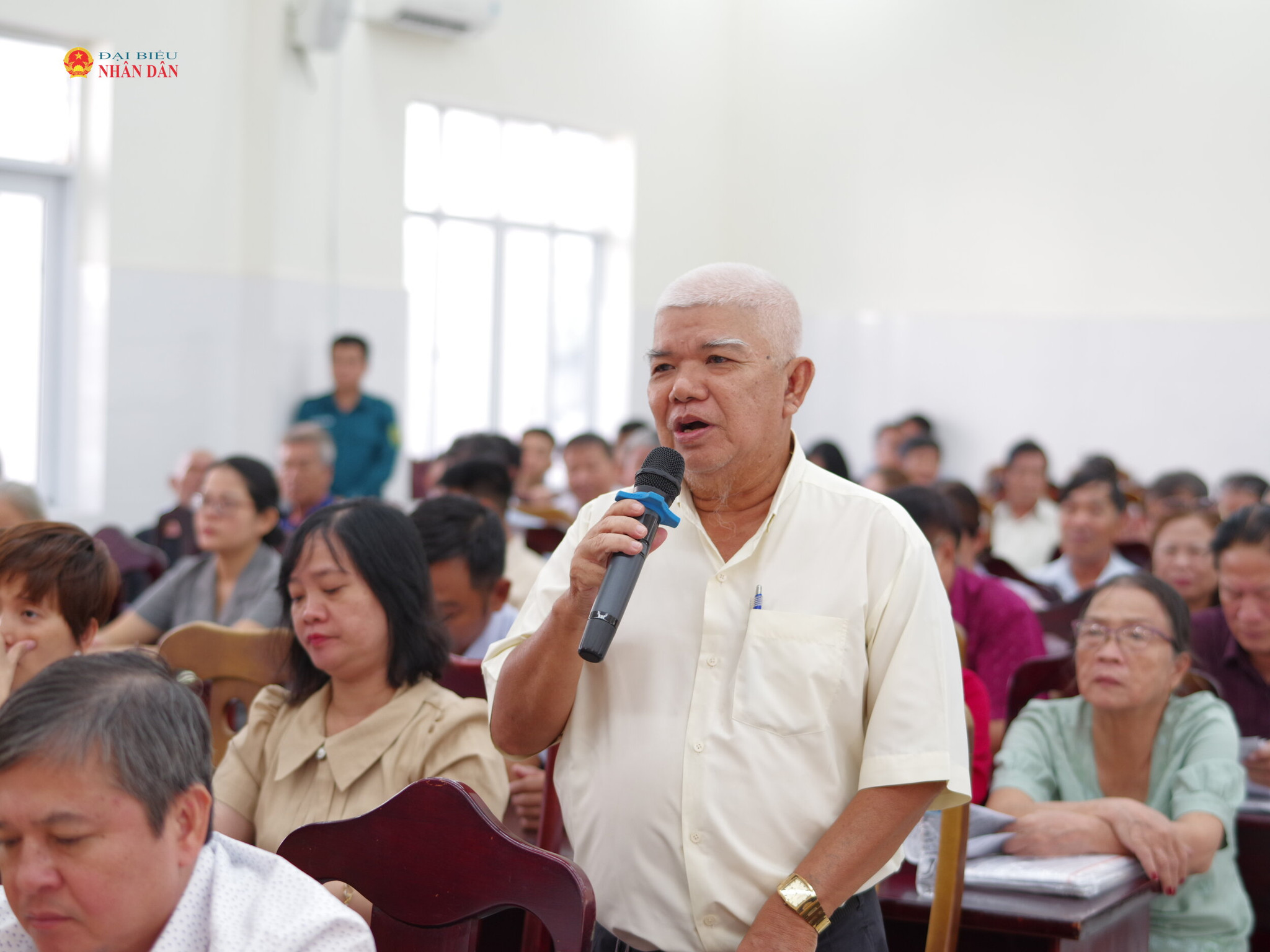 Cử tri phát biểu ý kiến, kiến nghị tại buổi tiếp xúc