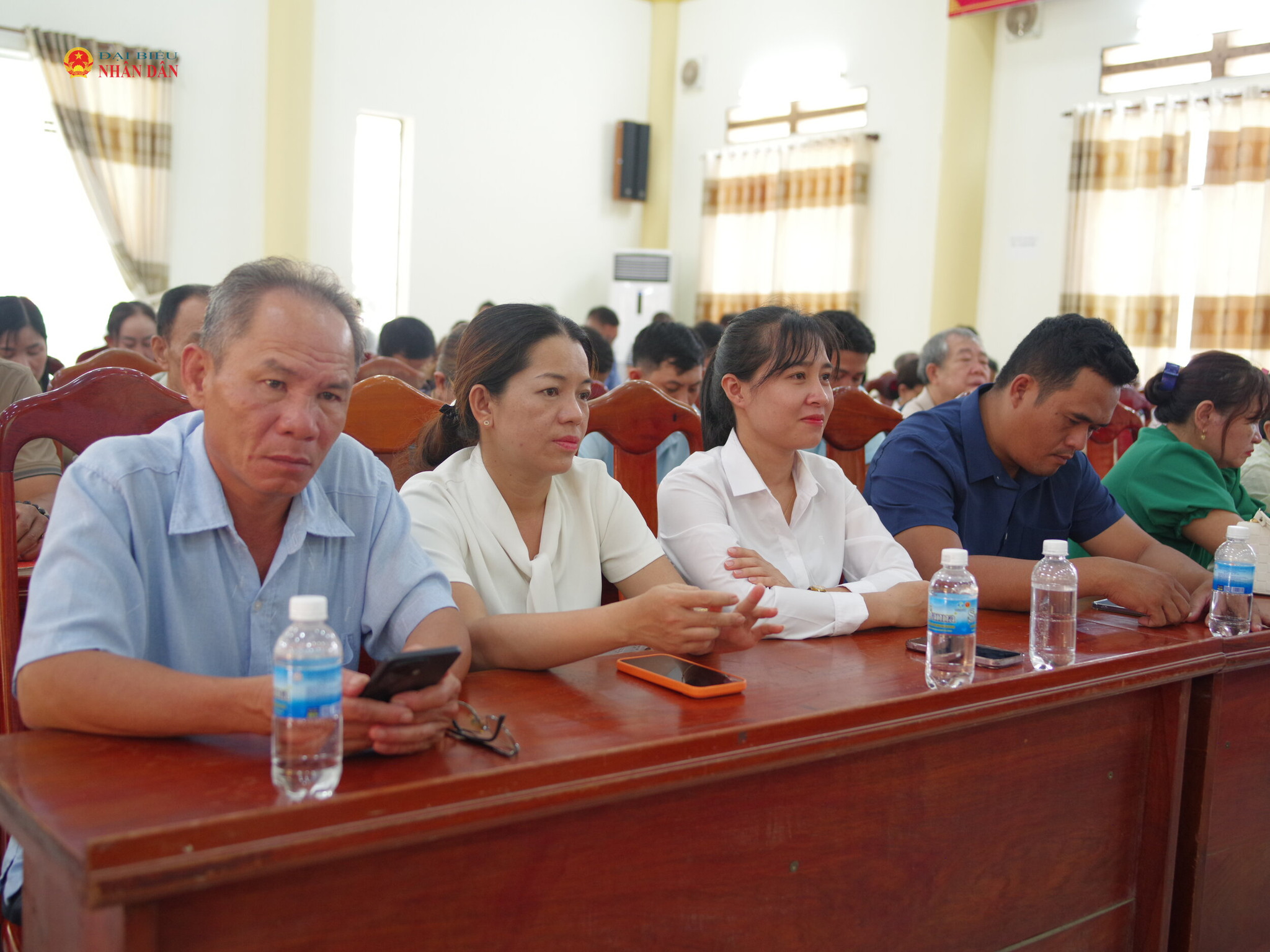 Cử tri tham gia buổi tiếp xúc