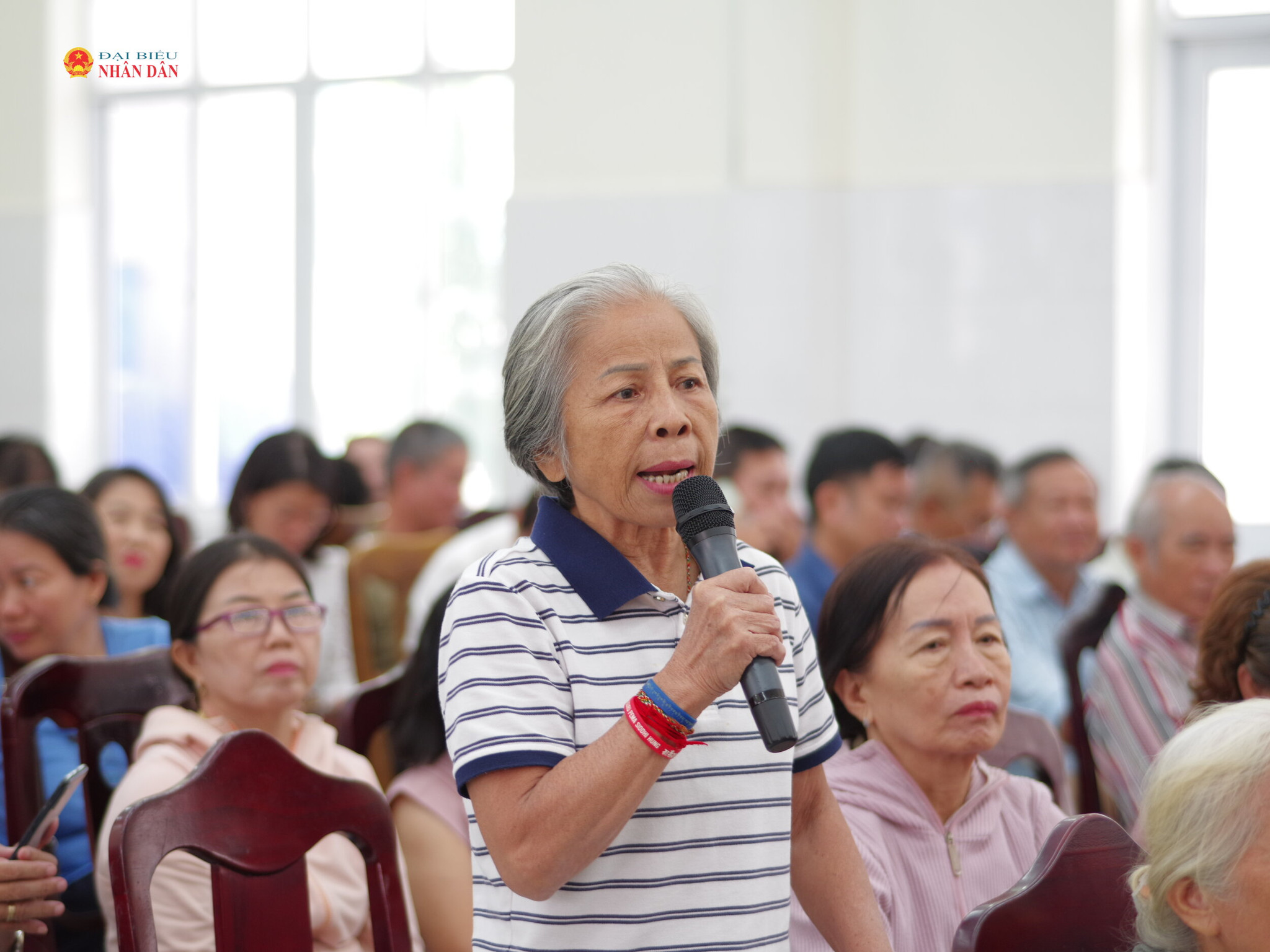 Cử tri phát biểu ý kiến, kiến nghị tại buổi tiếp xúc