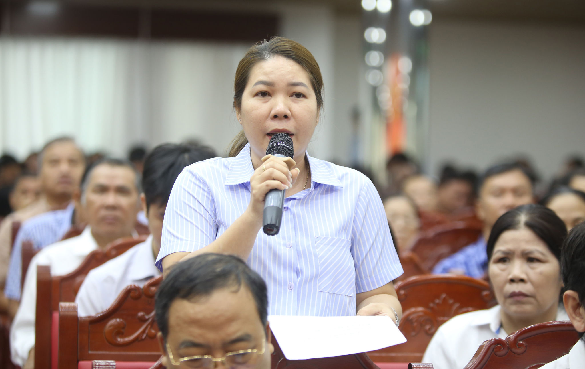 Cử tri Phạm Thị Hà nêu ý kiến tại buổi tiếp xúc