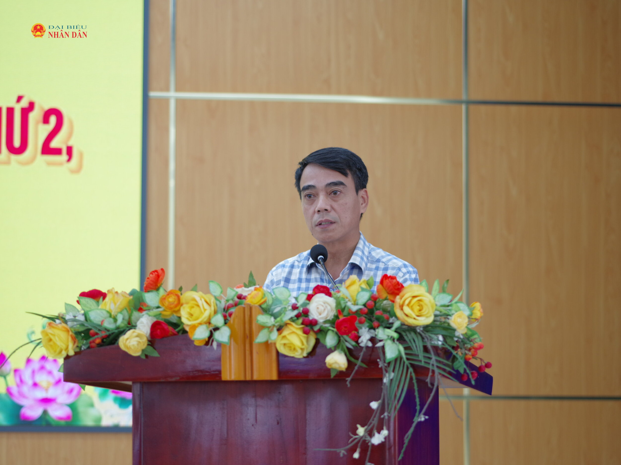 Lãnh đạo phường Tây Nha Trang trả lời các ý kiến, kiến nghị của cử tri tại buổi tiếp xúc