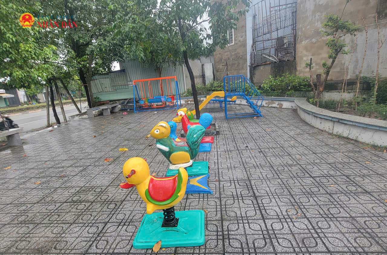 Bộ tiêu chí có quy định rõ về sân chơi ngoài trời cho trẻ em... Trong ảnh: Một góc khu vui chơi ngoài trời dành cho trẻ em tại một khu phố trên địa bàn phường Đông Hòa