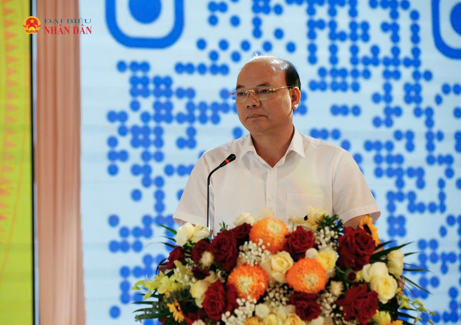 Phó Chủ tịch HĐND tỉnh Đặng Thanh Giang điều hành phần thảo luận tại hội nghị